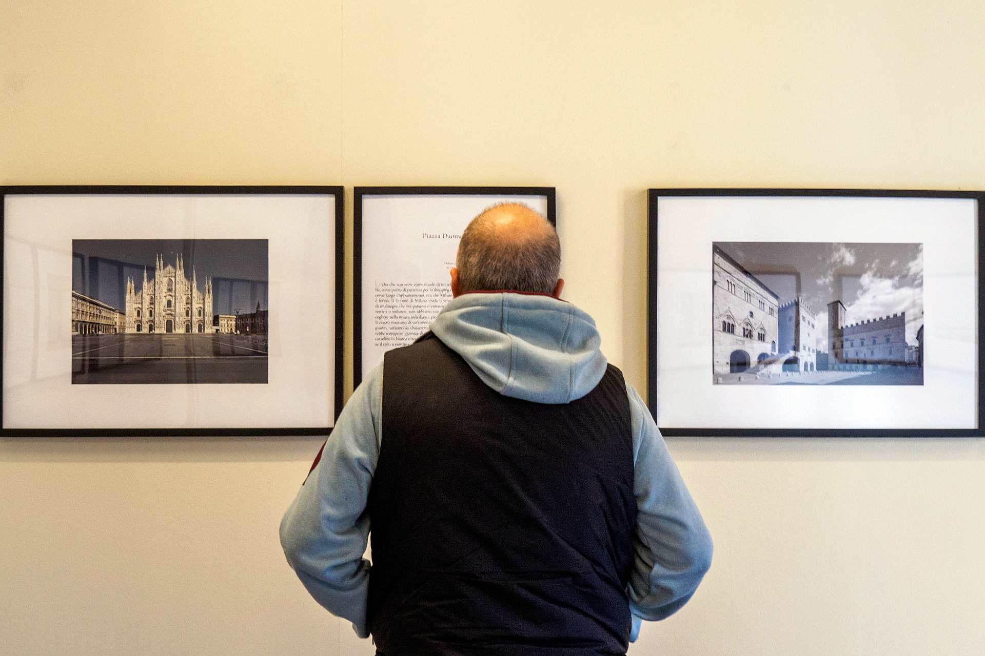 Un visitante observa dos de las imágenes de la exposición en el Palacio Quintanar. / KAMARERO