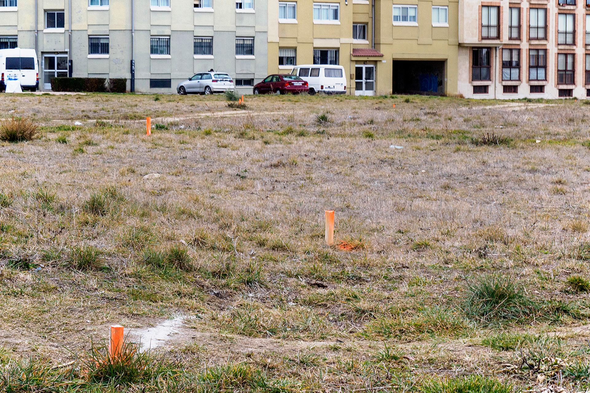 Primeras señales de color y líneas blancas que delimitan la superficie donde se construirá el centro de salud en el barrio de Nueva Segovia. / KAMARERO
