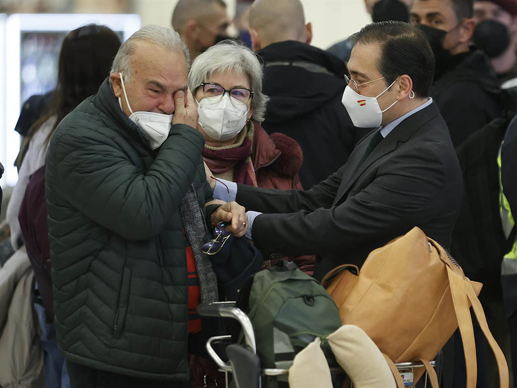 El ministro de Asuntos Exteriores, Unión Europea y Cooperación, José Manuel Albares (d), recibe a los ciudadanos españoles que se encontraban en Ucrania, en Madrid. / EFE - EMILIO NARANJO