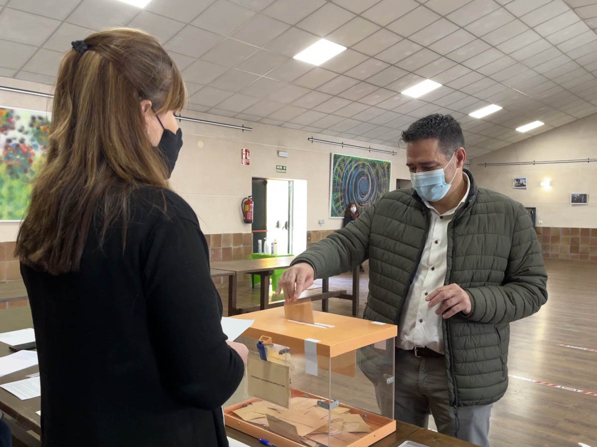 El candidato de Ciudadanos por Segovia, Afrodisio Martínez, deposita su voto en Segovia. / CS