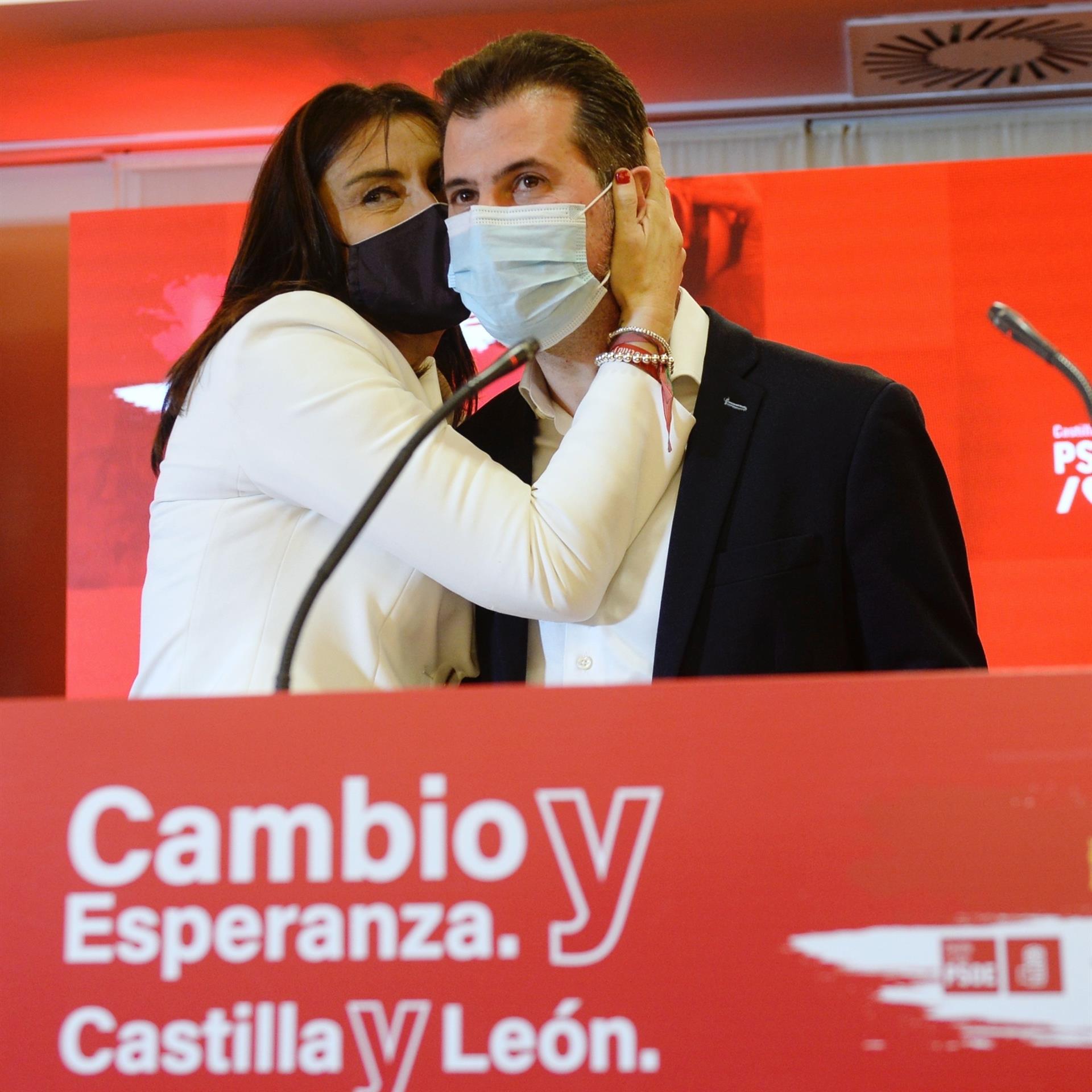 El candidato socialista a la presidencia de la Junta de Castilla y León, Luis Tudanca y la secretaria de organización, Ana Sánchez, durante su comparecencia en la sede del PSOE en Valladolid tras conocer los resultados en las elecciones. / EFE - NACHO GALLEGO