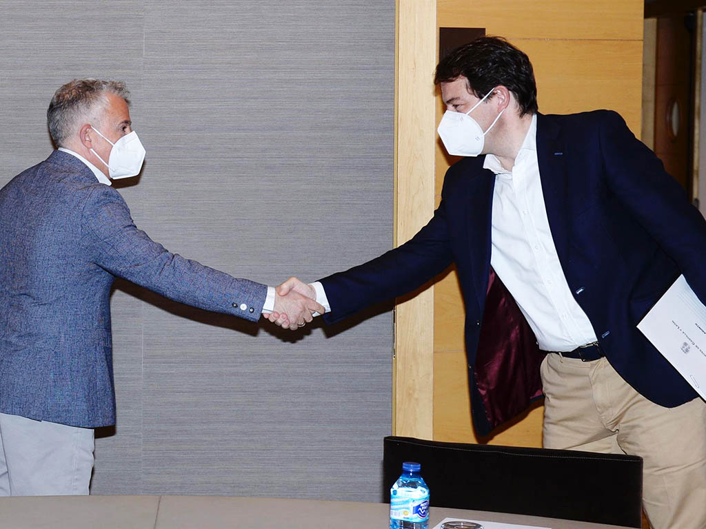 El candidato de Soria¡Ya!, José Ángel Ceña, y el del PP, Alfonso Fernández Mañueco. / EFE - NACHO GALLEGO