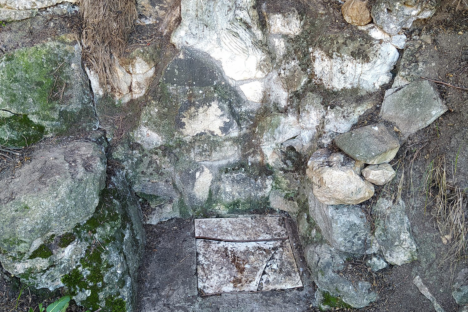 Dos socios han trabajado para limpiar la fuente y descubrir el manantial. /E.A.