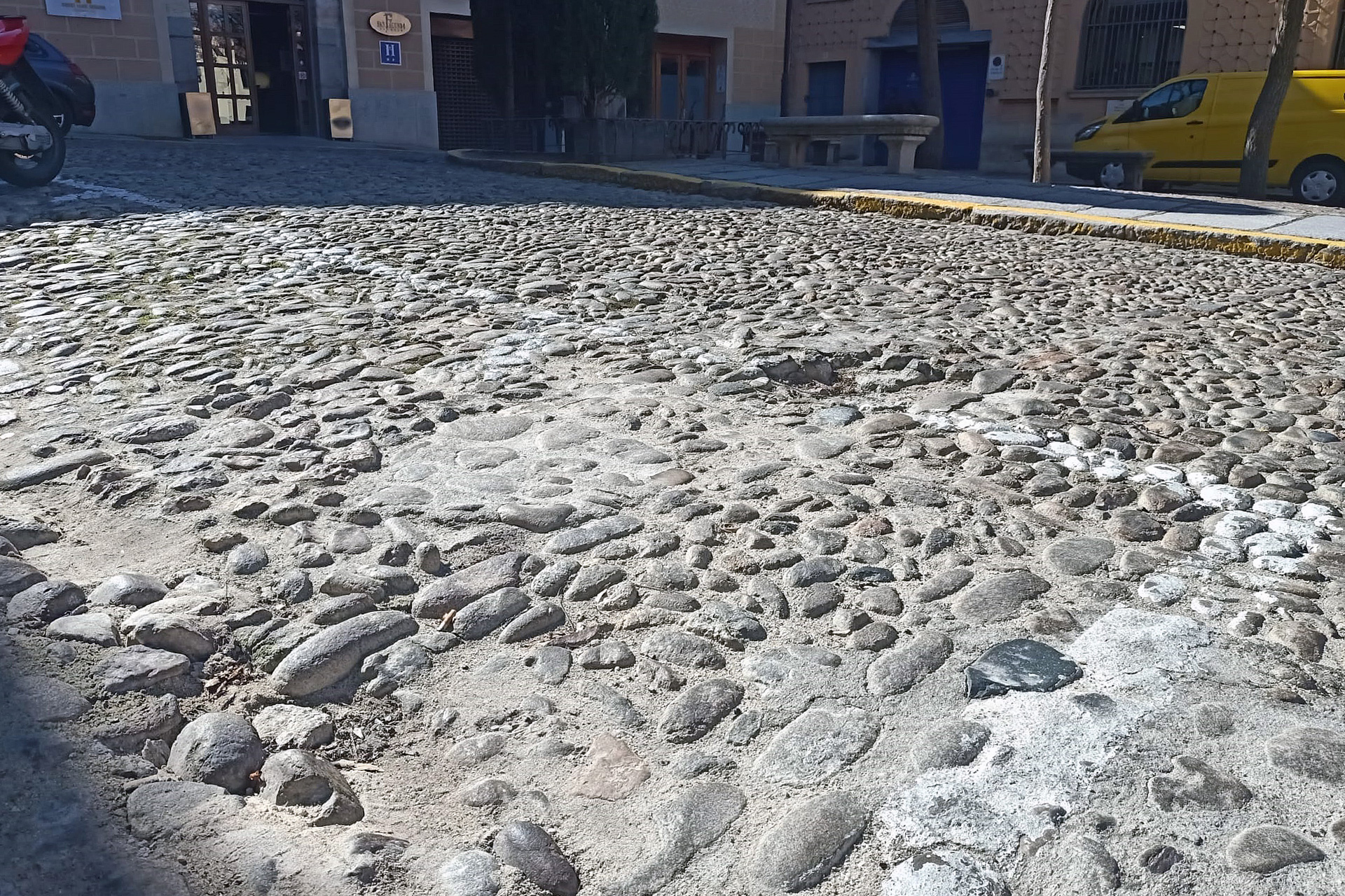 Estado del pavimento en la céntrica plaza de San Facundo. / E. A.