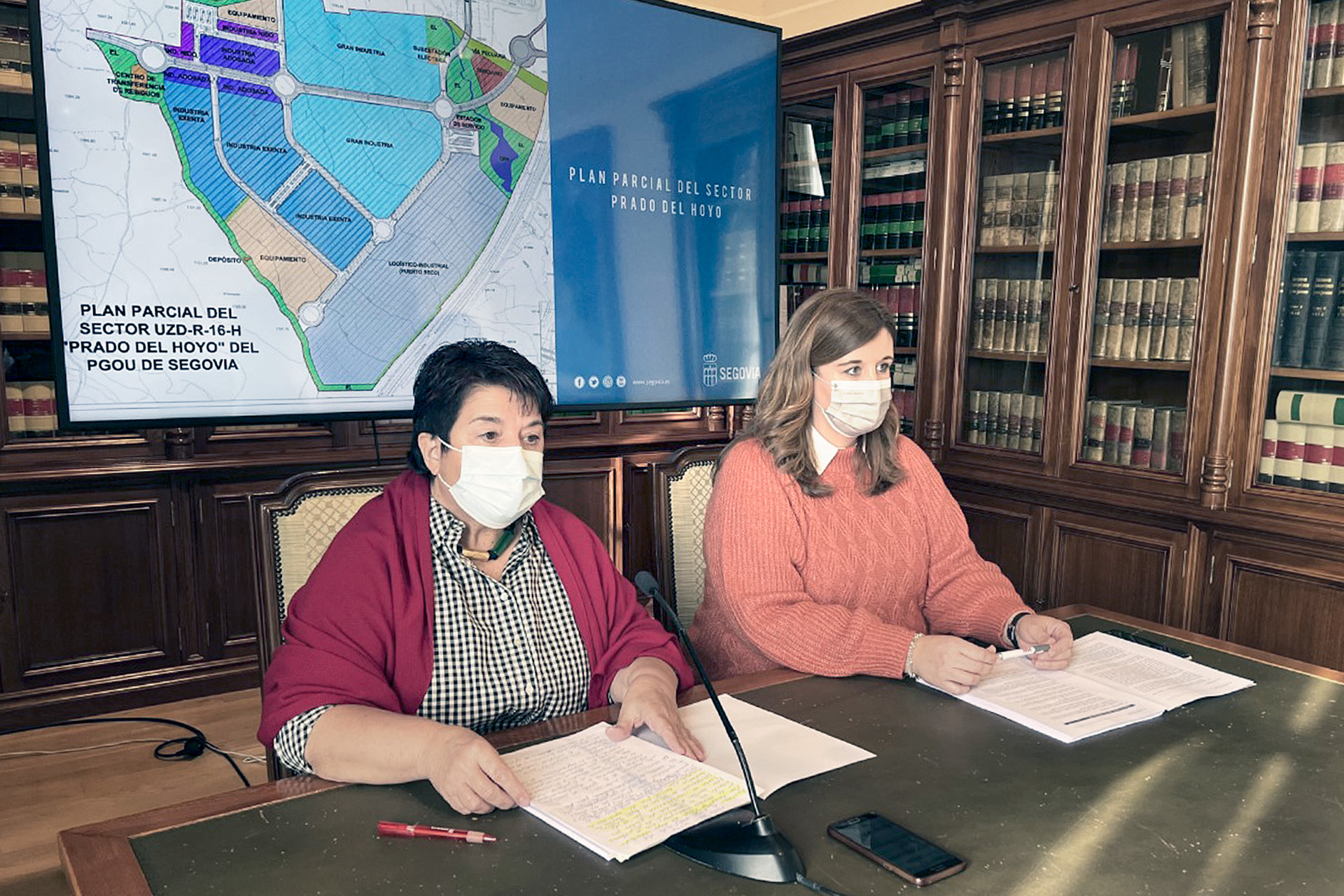 La alcaldesa y la concejala de Urbanismo, delante de una pantalla con un mapa del sector urbanizable de Prado del Hoyo. / E. A.