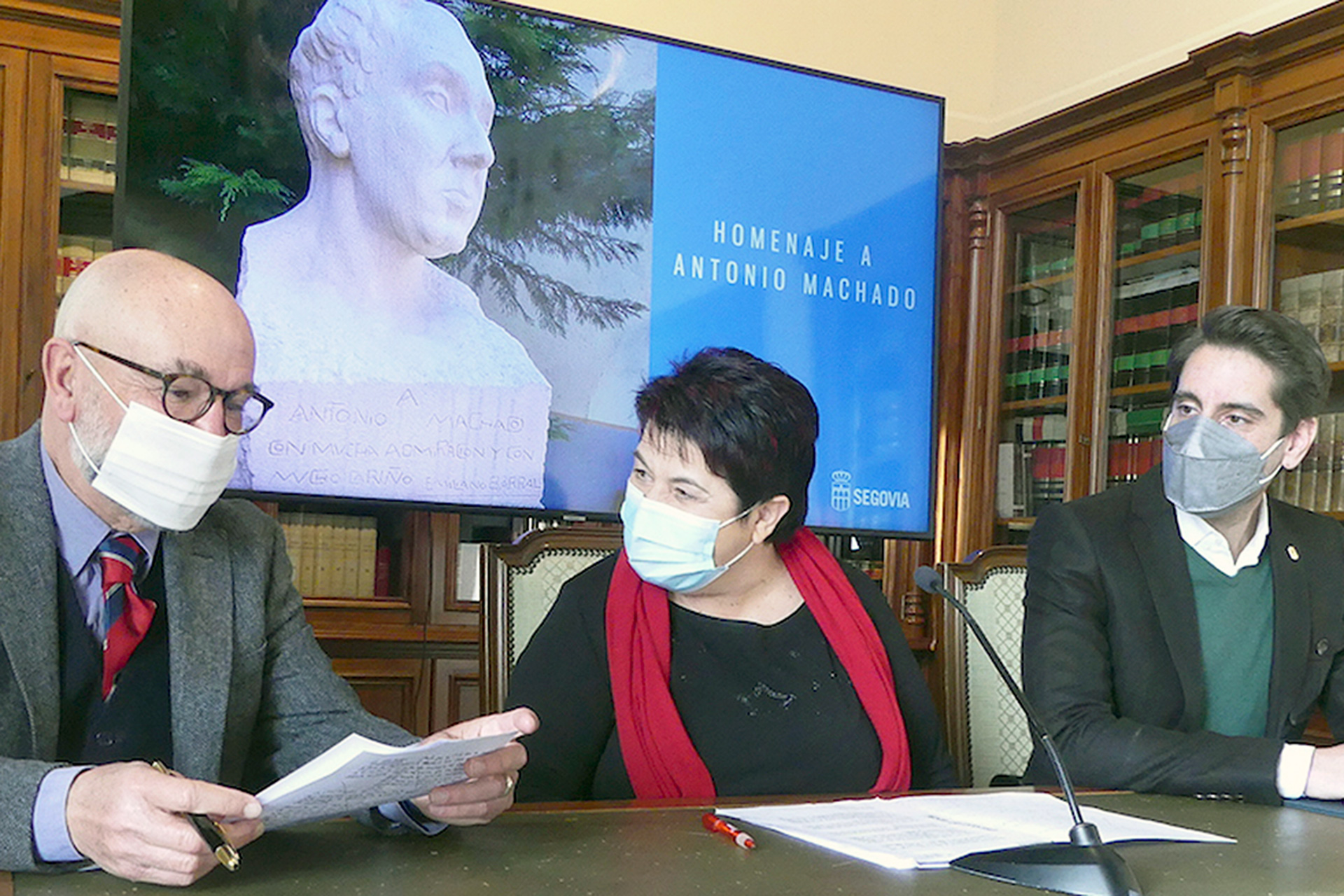 García Hourcade, académico de número de San Quirce, la alcaldesa y el concejal de Turismo. / E. A.