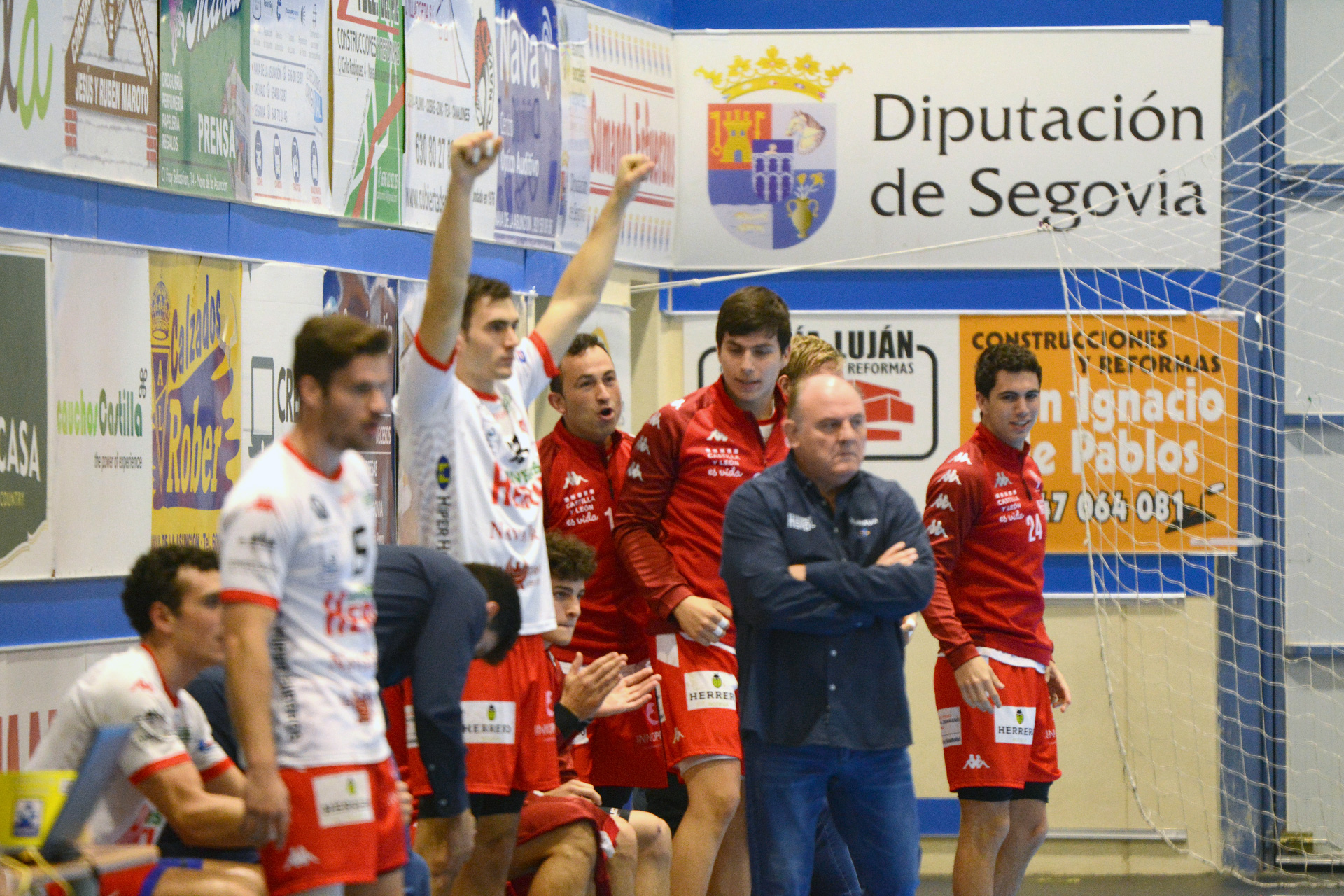 Prokop levanta los brazos en el banquillo durante un encuentro del Viveros Herol Nava./ AMADOR MARUGÁN