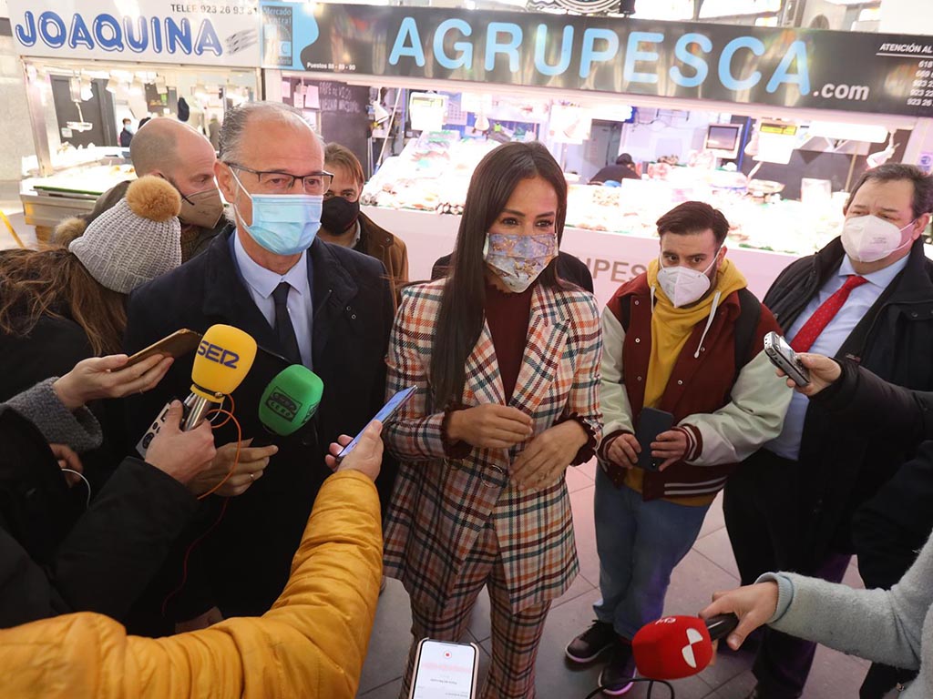 Villacís: "No haremos presidente a quien nos ha traicionado" 1 La vicealcaldesa y portavoz del Grupo Municipal de Ciudadanos en el Ayuntamiento de Madrid, Begoña Villacís (c), atiende a la prensa en el Mercado Central de Salamanca. / EFE - J.M. GARCÍA