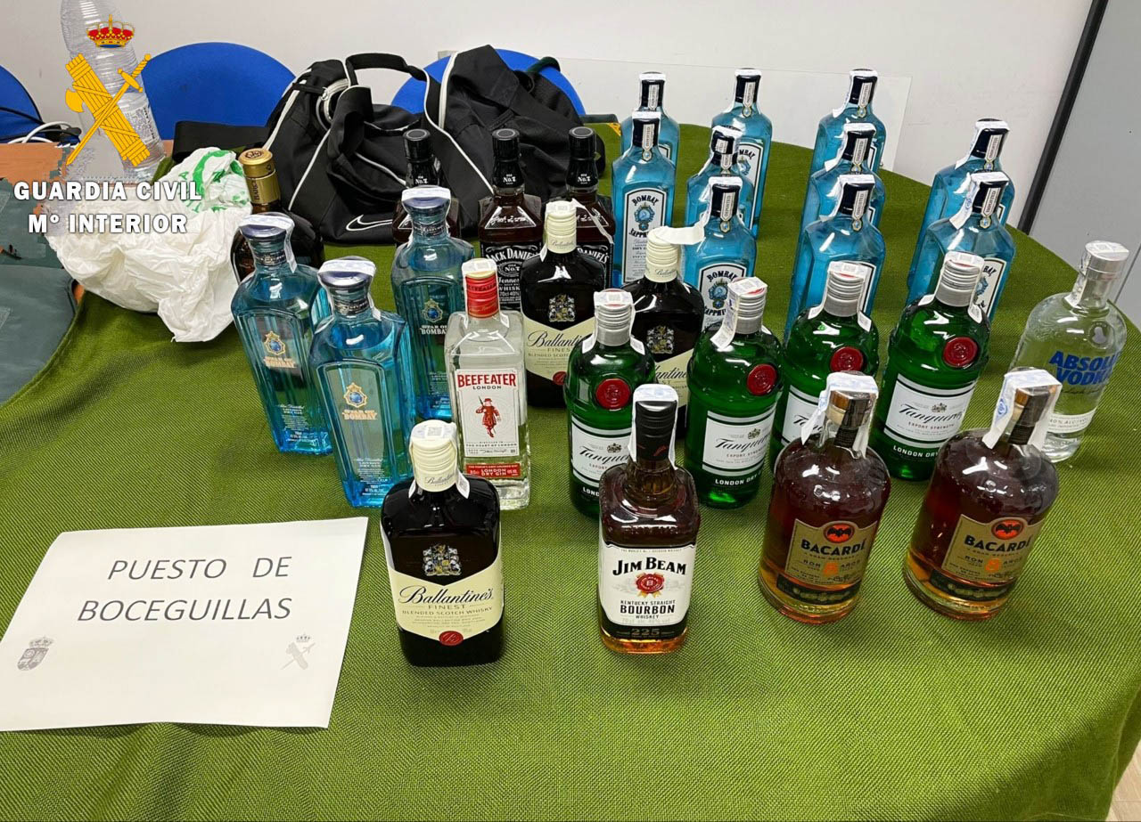 Botellas intervenidas por la Guardia Civil, en el hurto de un supermercado de Boceguillas. / GUARDIA CIVIL