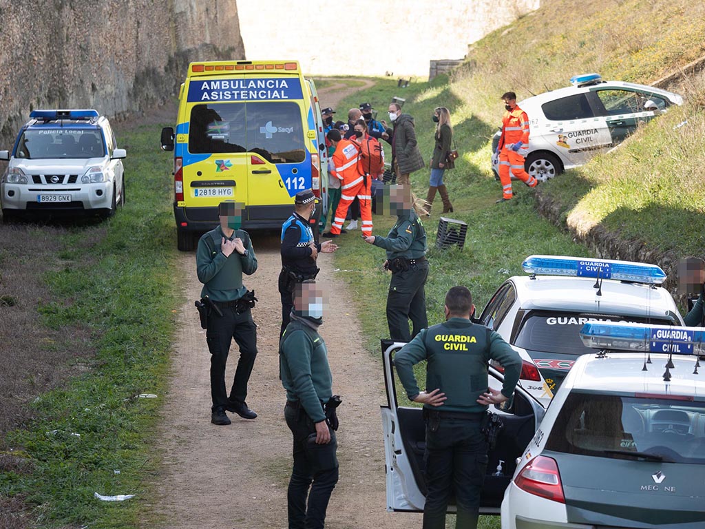 Guardia Civil y servicios médicos, en el punto de la muralla donde se registro la muerte de un varón en Ciudad Rodrigo. / ICAL - VICENTE