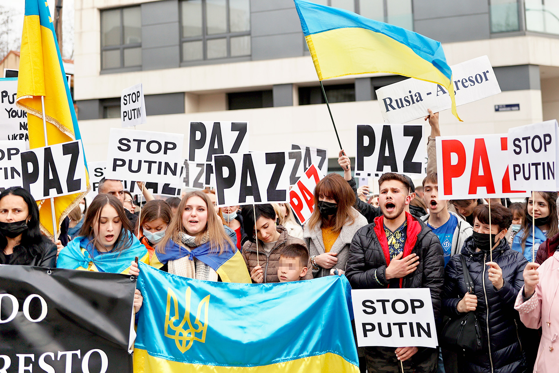 Manifestación que tuvo lugar en la Embajada de Rusia en Madrid en contra de la guerra. / EFE