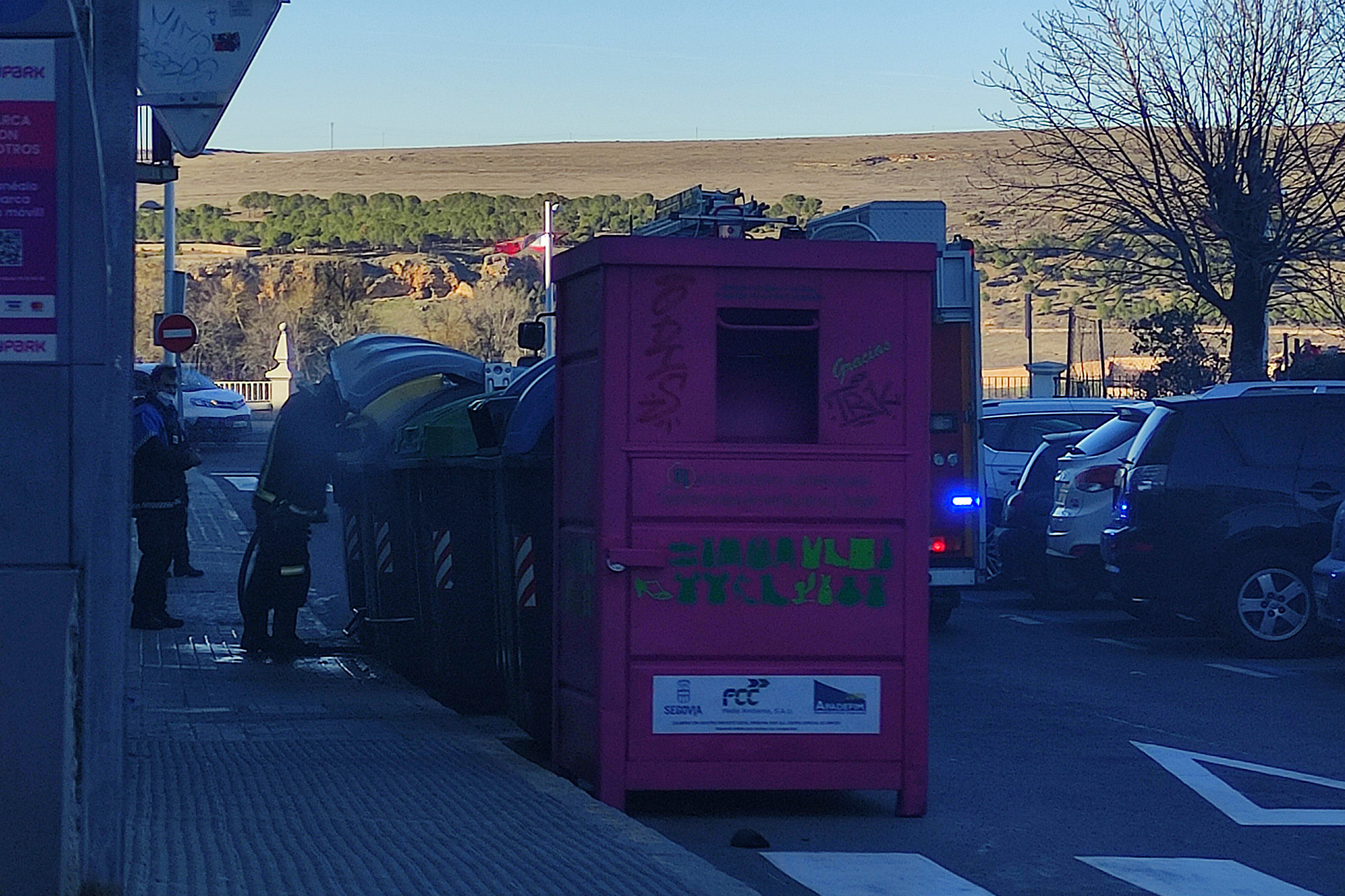 Los bomberos comprueban el estado del contenedor incendiado. / Nerea Llorente
