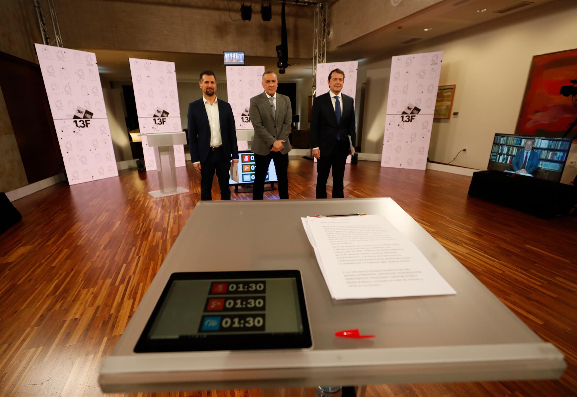 Mañueco e Igea pugnan por las 'medallas' del Gobierno, cuestionadas por Tudanca 1 El candidato socialista Luis Tudanca, el moderdor Xabier Fortes y el candidato popular Alfonso Fernández Mañueco, en el debate electoral. / EFE - JAVIER LIZÓN