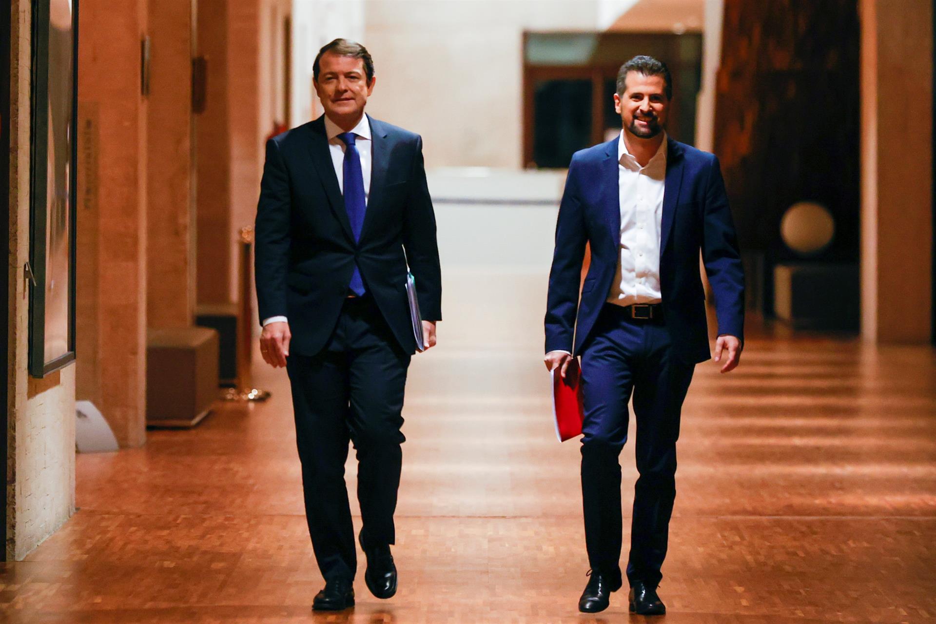 Los candidatos Alfonso Fernández Mañueco (PP) y Luis Tudanca (PSOE) llegan al primer debate electoral. / EFE