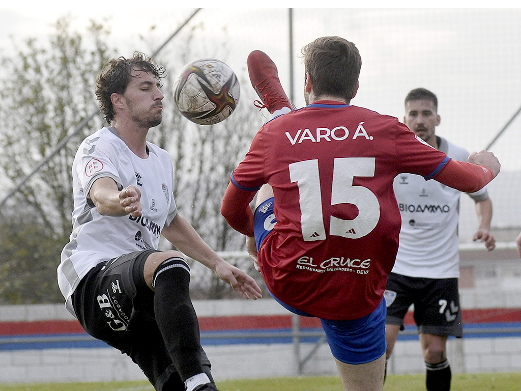 Nogueira intenta controlar el balón mientras su oponente levanta en exceso la pierna./ JUAN MARTÍN-G. SEGOVIANA