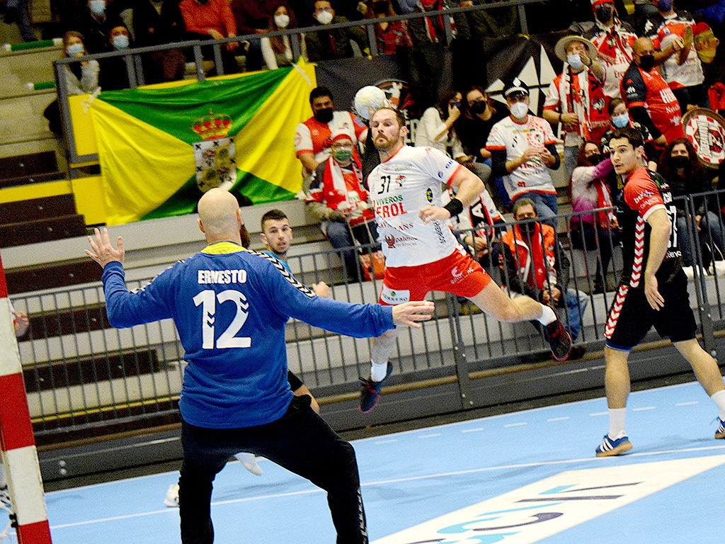 Adrián Rosales intenta superar a Ernesto Sánchez./ AMADOR MARUGÁN