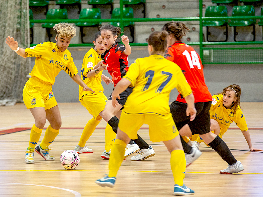 Las jugadoras del Alcorcón se cierran sobre las del Segosala en un momento de la primera parte./ NEREA LLORENTE