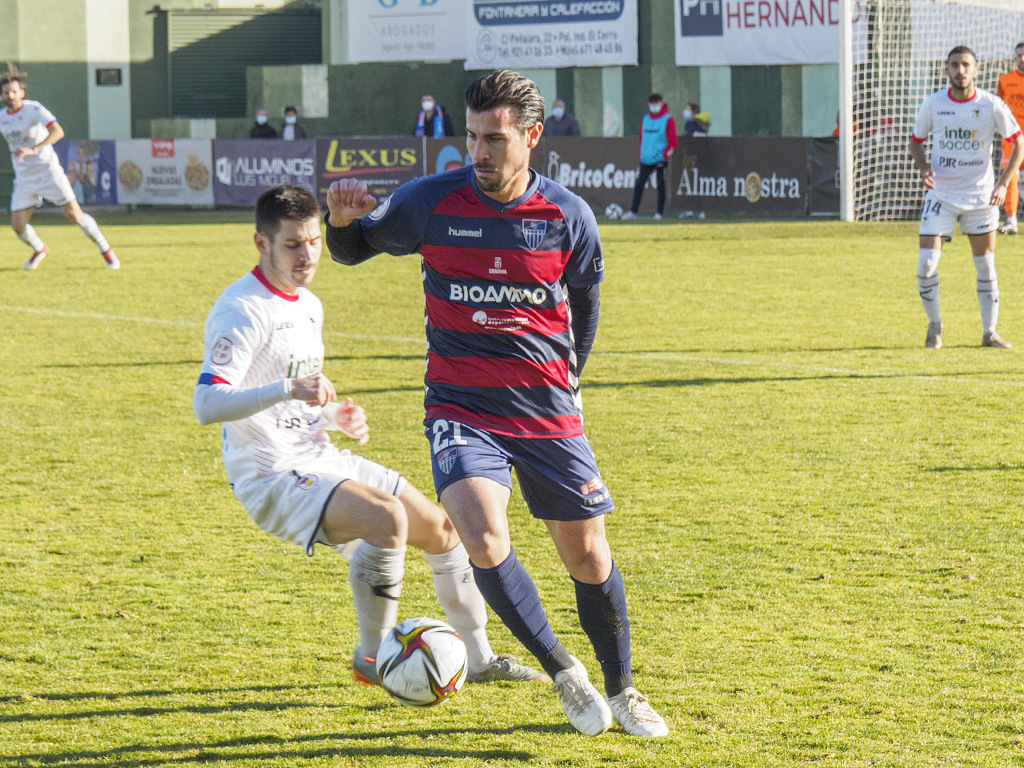 Nanclares controla el balón durante el partido ante el Langreo./ KAMARERO
