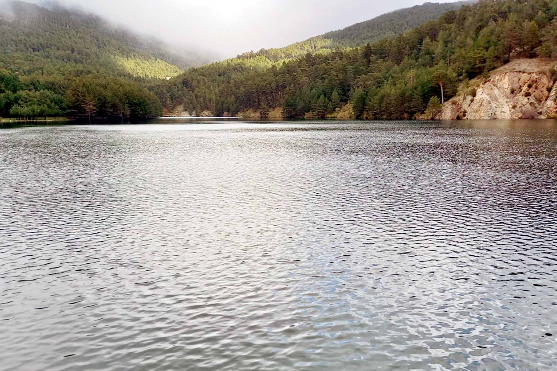 Imagen del embalse de El Tejo, que nutre de agua a la localidad de El Espinar. / E.R.