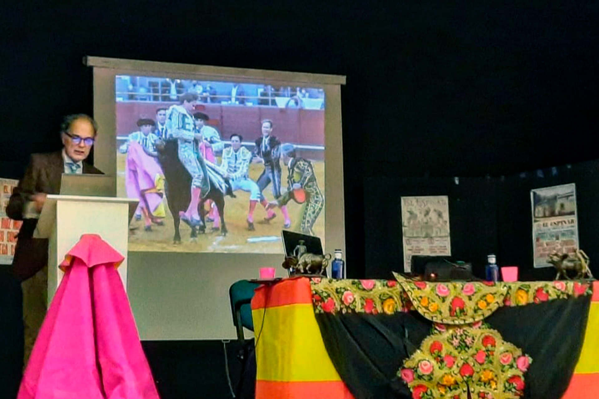 El doctor Enrique Crespo, en una de las conferencias de la Asociación Taurina '15 de agosto', de El Espinar. / EL ADELANTADO
