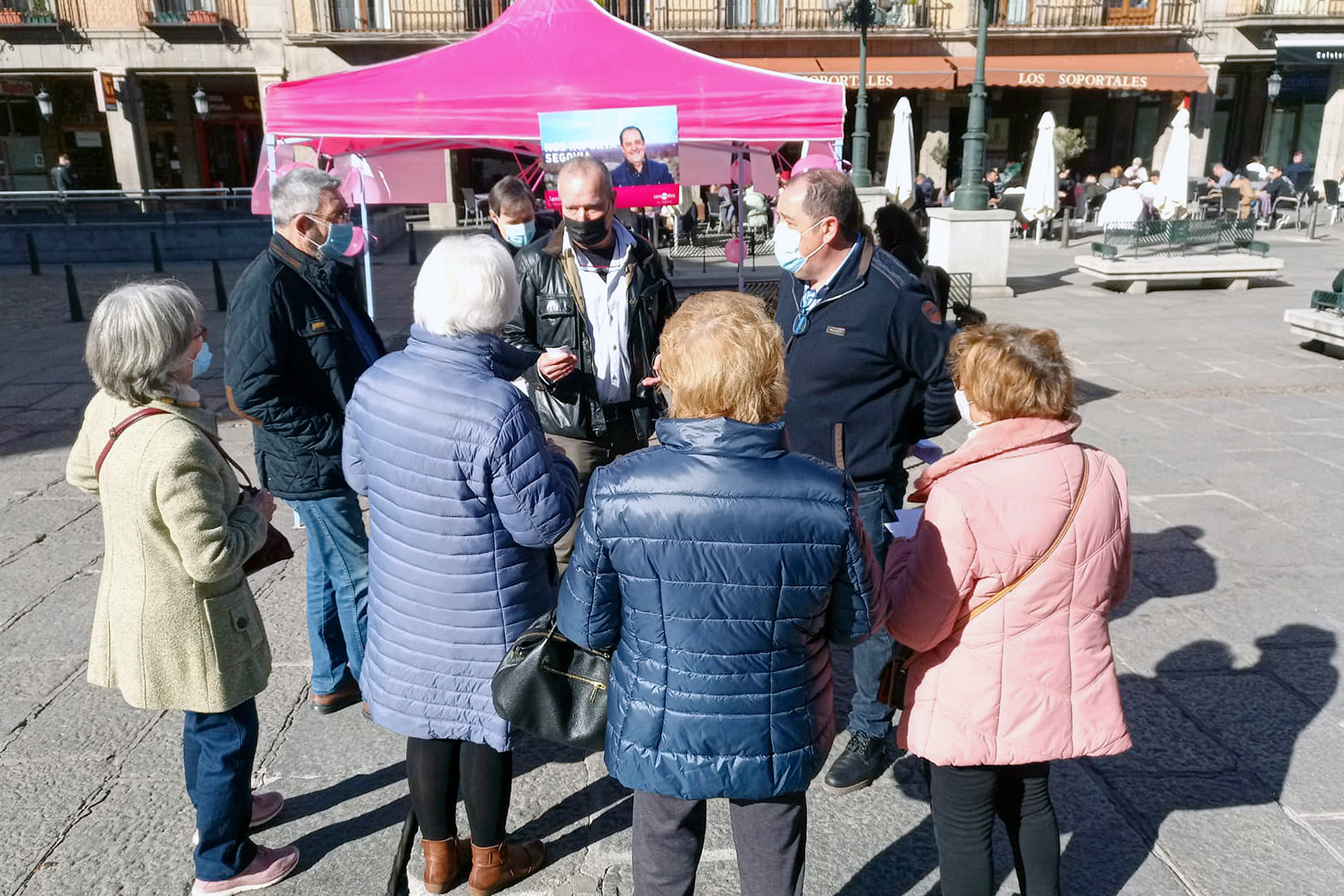 Los candidatos de la formación a las Cortes de Castilla y León atendieron las dudas y consultas de todos los segovianos. / E.A.