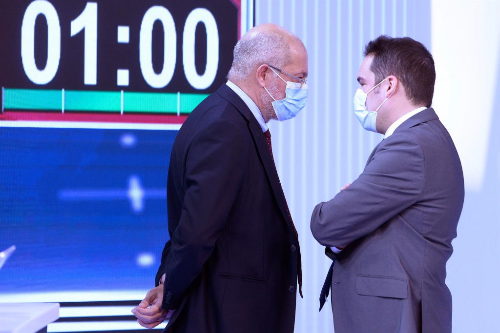 El candidato de Ciuadanos a la Presidencia de la Junta, Francisco Igea, asesorado durant el debate. / EFE- NACHO GALLEGO