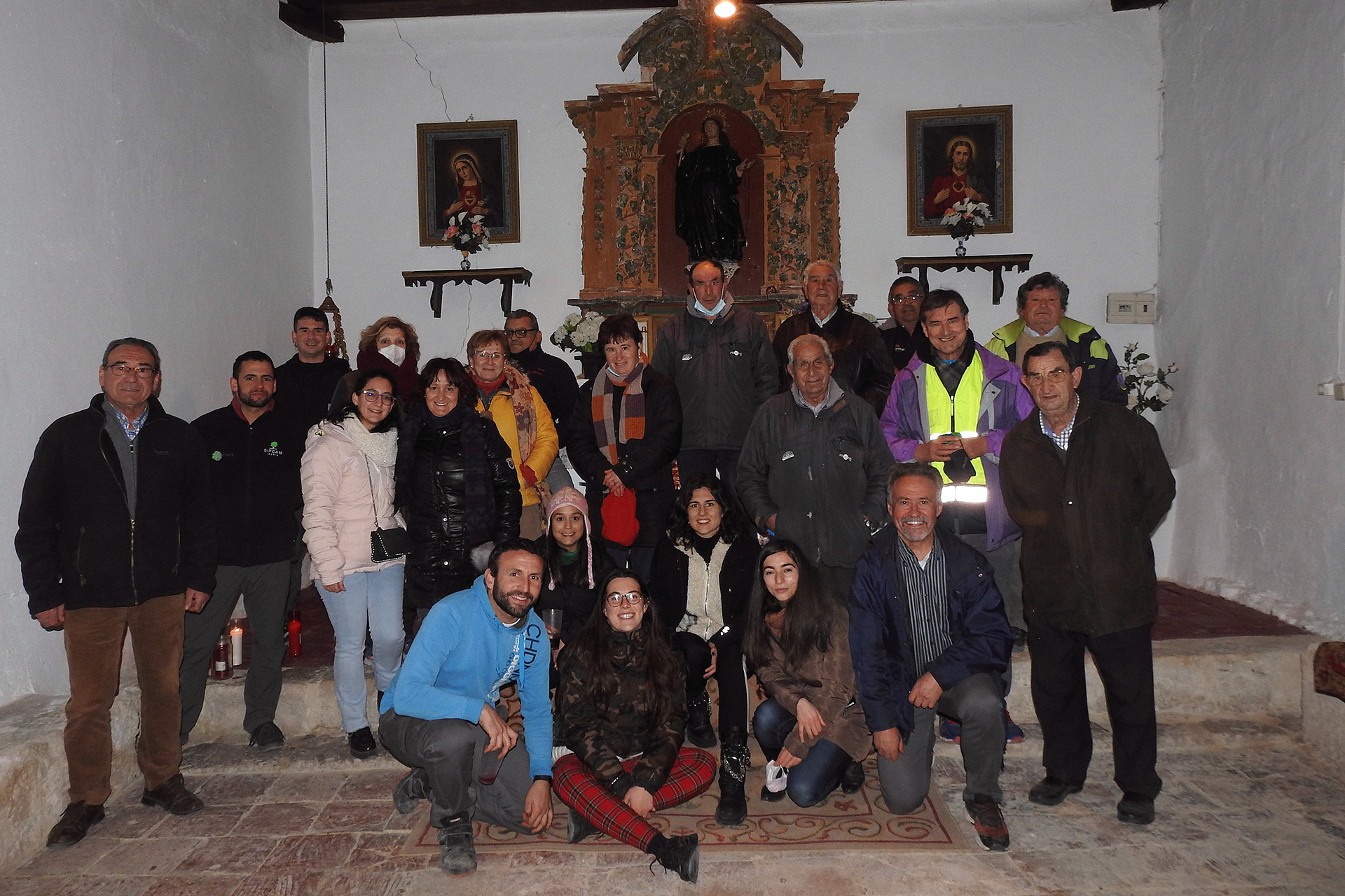 Los vecinos, en la foto de familia en la ermita de la santa. /E.A.