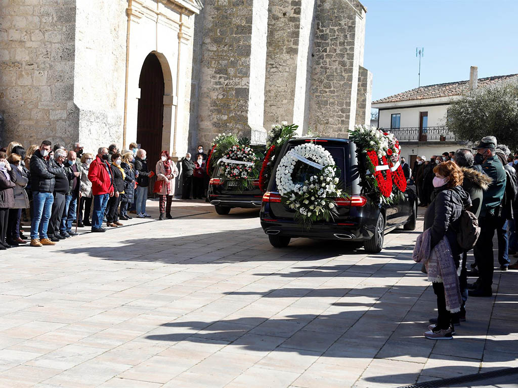 Amigos y familiares asisten al funeral de Esther López. / EFE - IVÁN TOMÉ