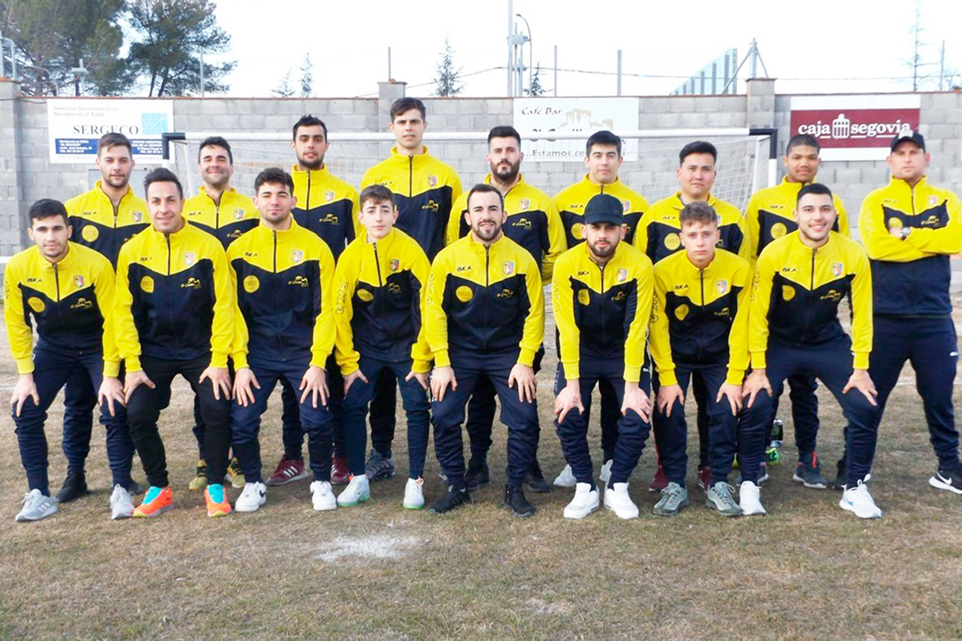 Plantilla del CD Coca que lidera la clasificación en la primera categoría provincial./ HUGO CABRERO