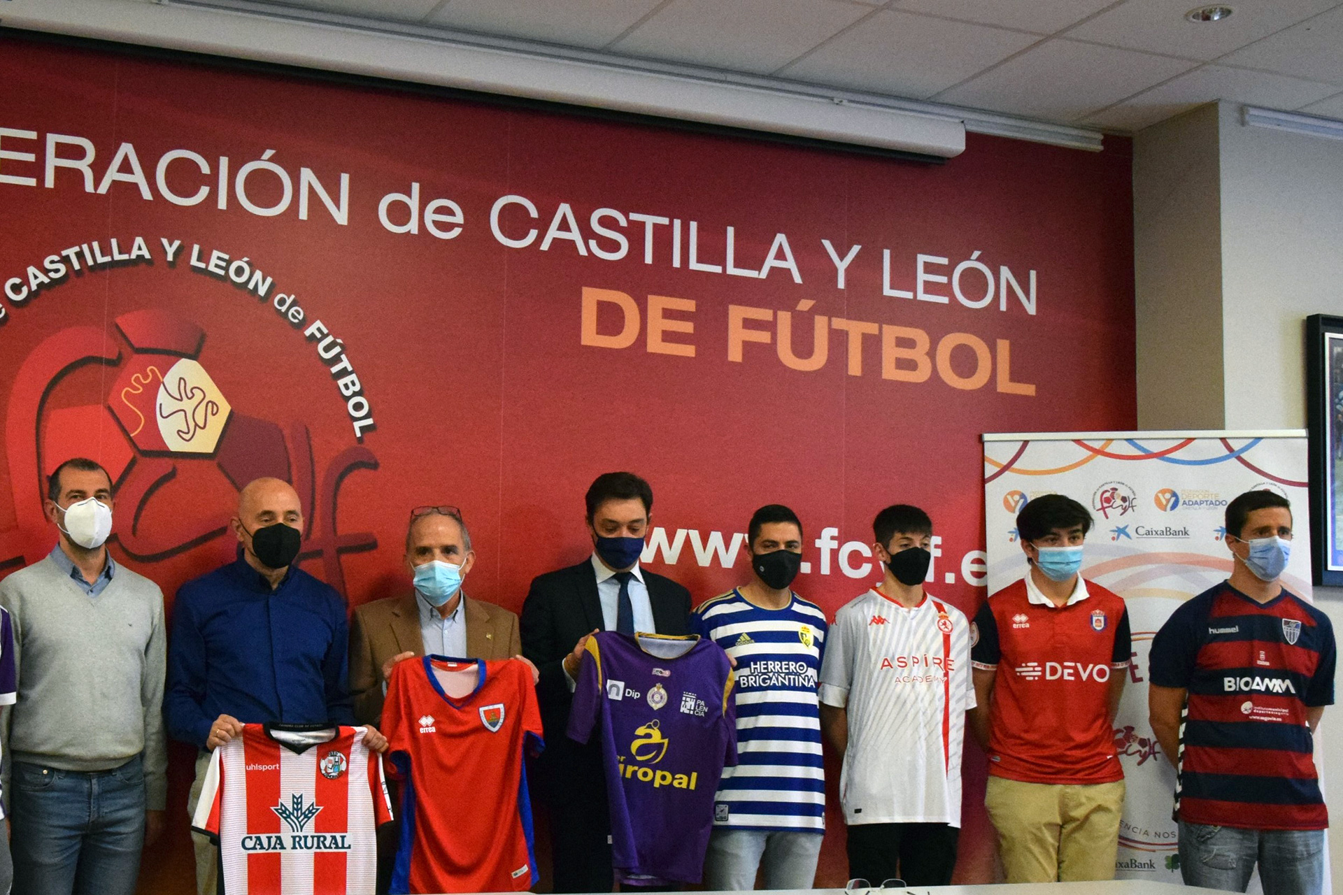 Jugadores de los equipos participantes en la competición, durante la presentación de la misma. / FCYLF