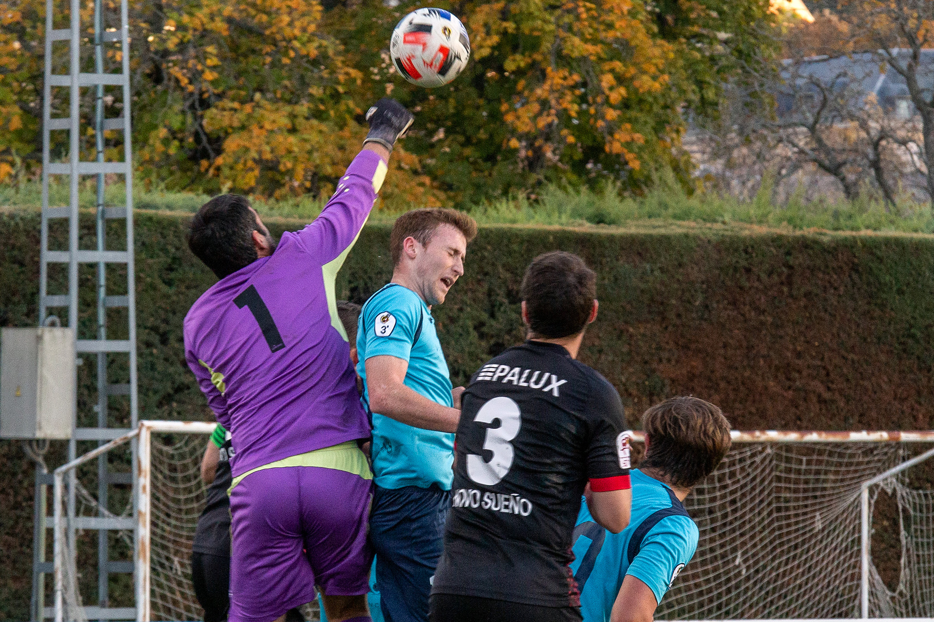 El portero despeja de puños un balón colgado al área./ NEREA LLORENTE
