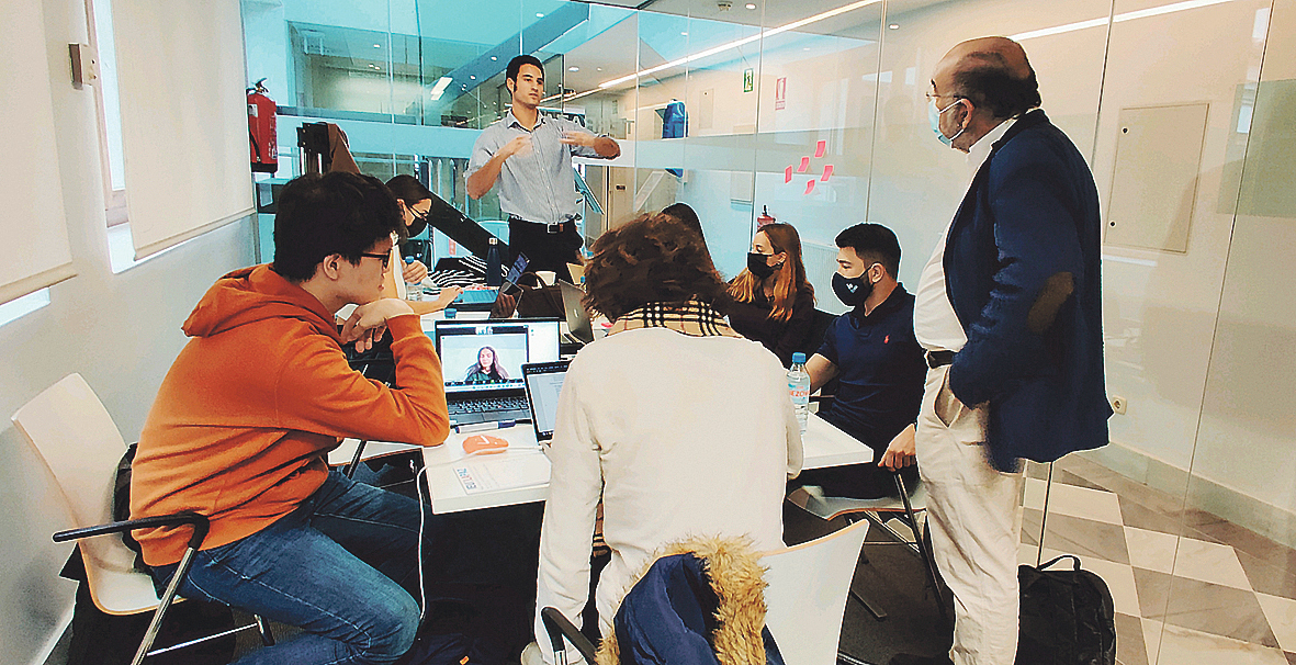 Uno de los grupos de trabajo explicando su proyecto al Subdirector General de calidad asistencial de la Consejería de Salud, Dr. Alberto Pardo. Juan Alcalde.