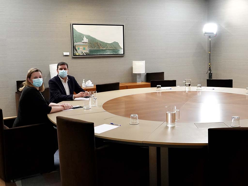 Isabel Blanco y Carlos Fernández Carriedo esperan a los representantes de Por ávila. / ICAL - MIRIAM CHACHÓN