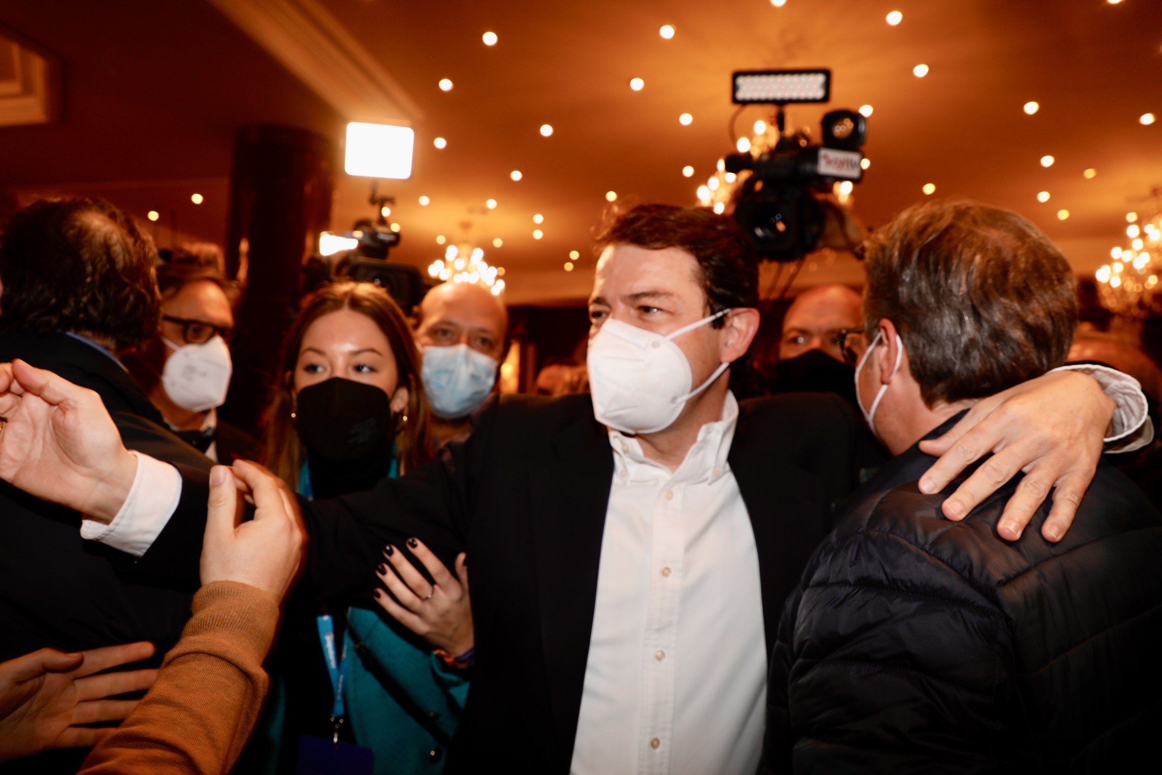 Alfonso Fernández Mañueco a su llegada al hotel Alameda Palace. / ICAL - DAVID ARRANZ