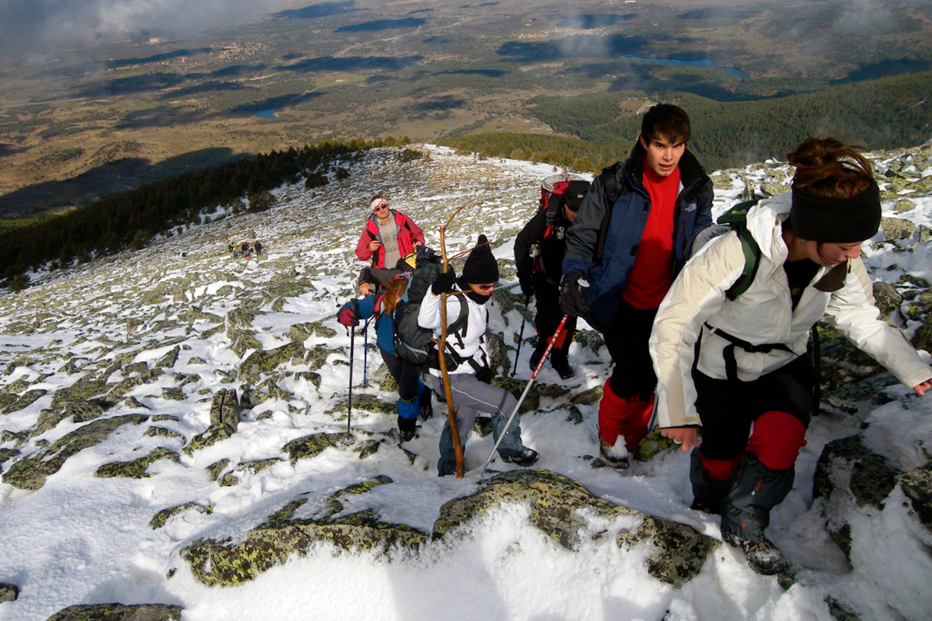 Una pasada edición de la Travesía de la Mujer Muerta, con varios de los participantes ascendiendo a la cabeza./ DIEGO DE ORDÁS