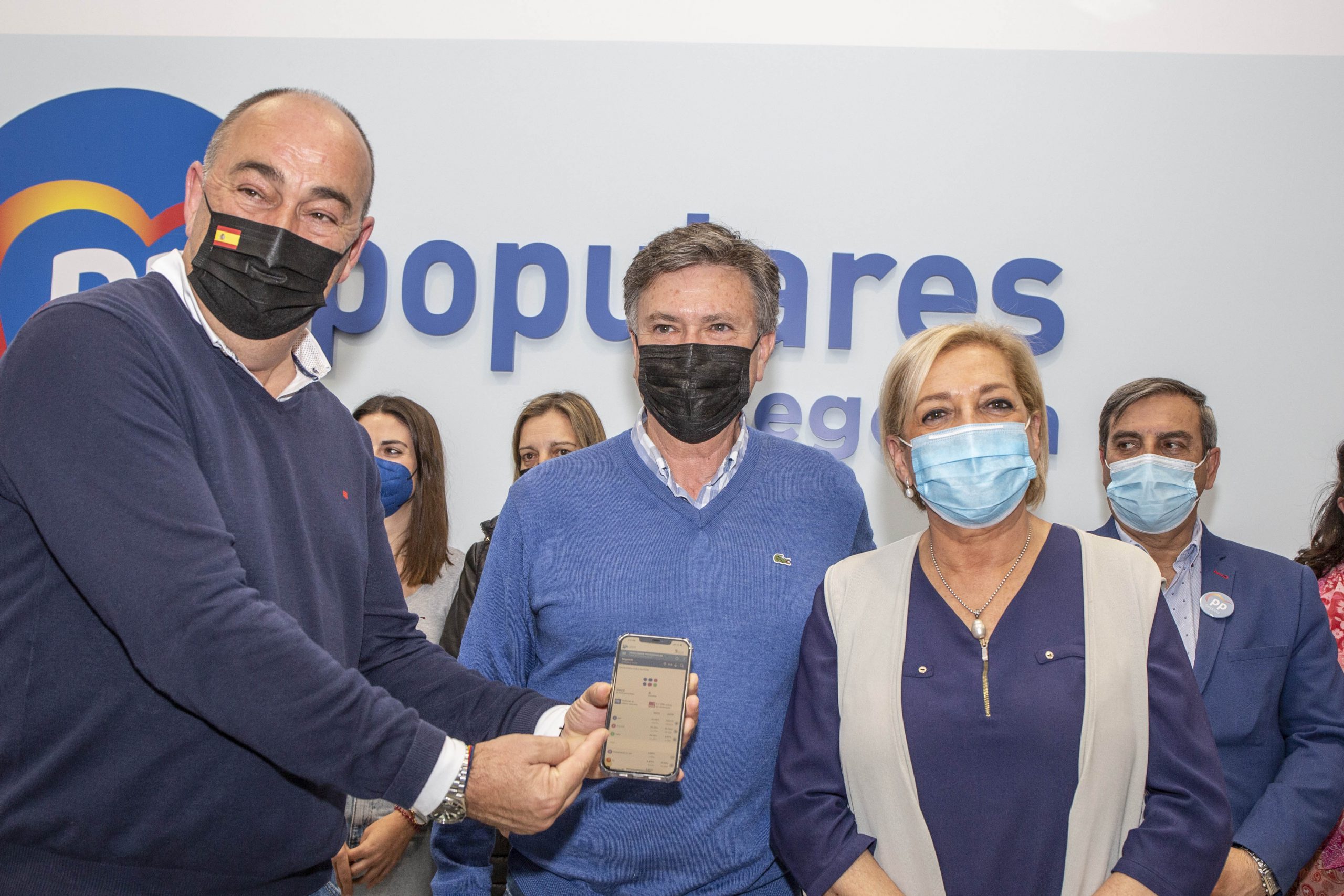 Miguel Ángel de Vicente, Francisco Vázquez y Paloma Sanz festejan la victoria del PP en las eleccionesa autonómicas. / NEREA LLORENTE