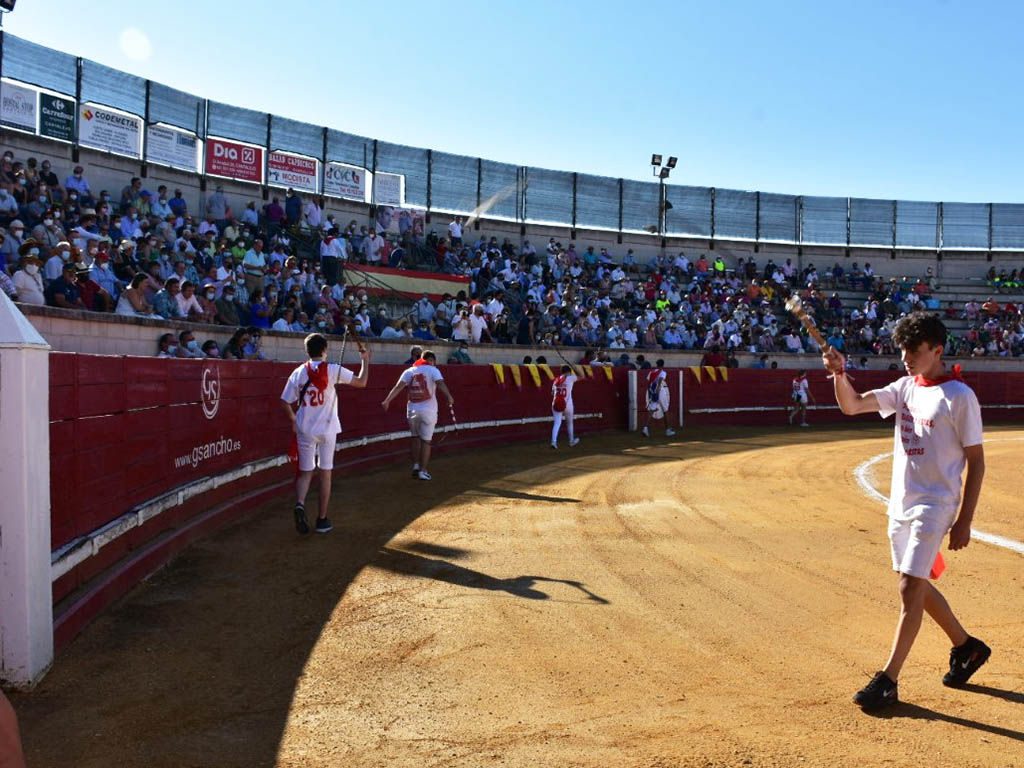 Recorrido habitual de los quintos por la plaza de toros de Cantalejo antes de un festejo taurino. / A.M.