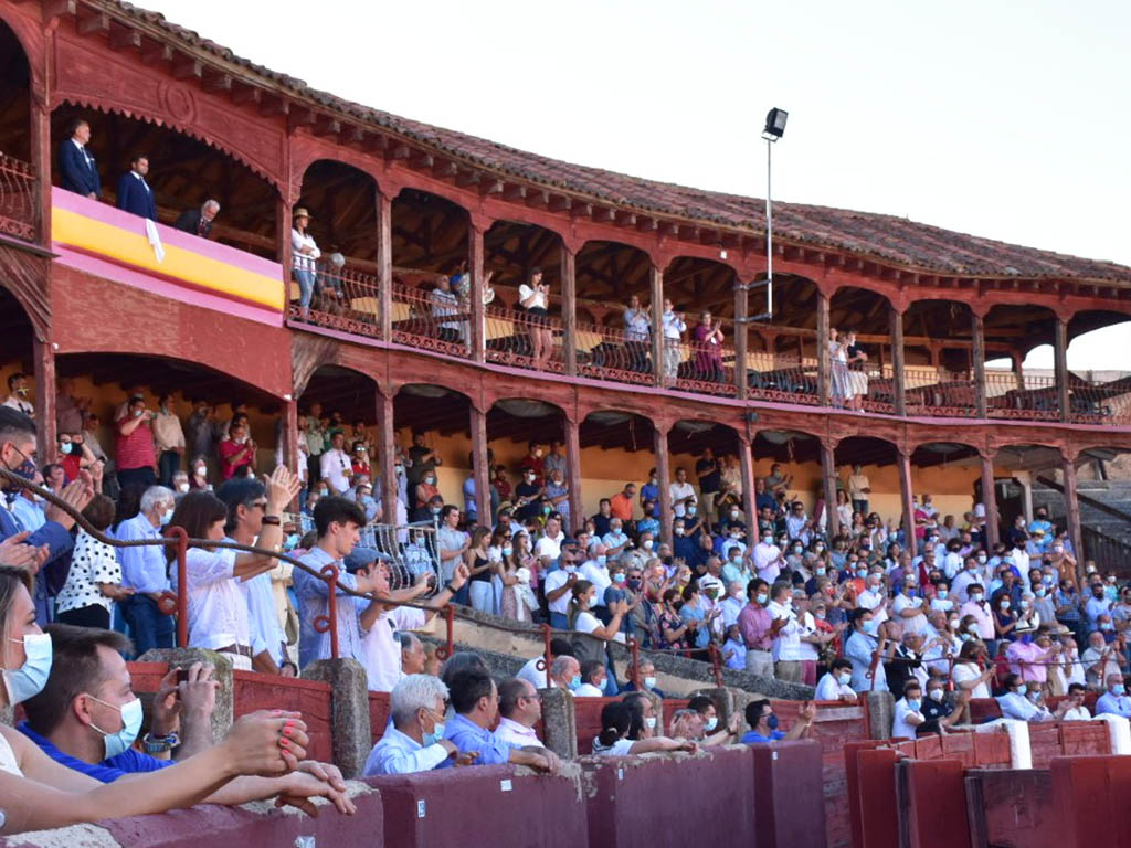 Tendido lleno en la plaza de toros de Segovia, en el pasado día de San Pedro. / A.M.