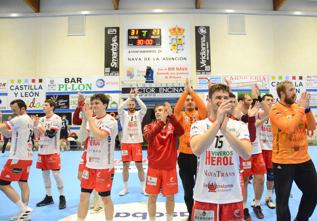 Los jugadores del Viveros Herol Nava saludan a la afición tras lograr la victoria sobre el Sinfín. / AMADOR MARUGÁN