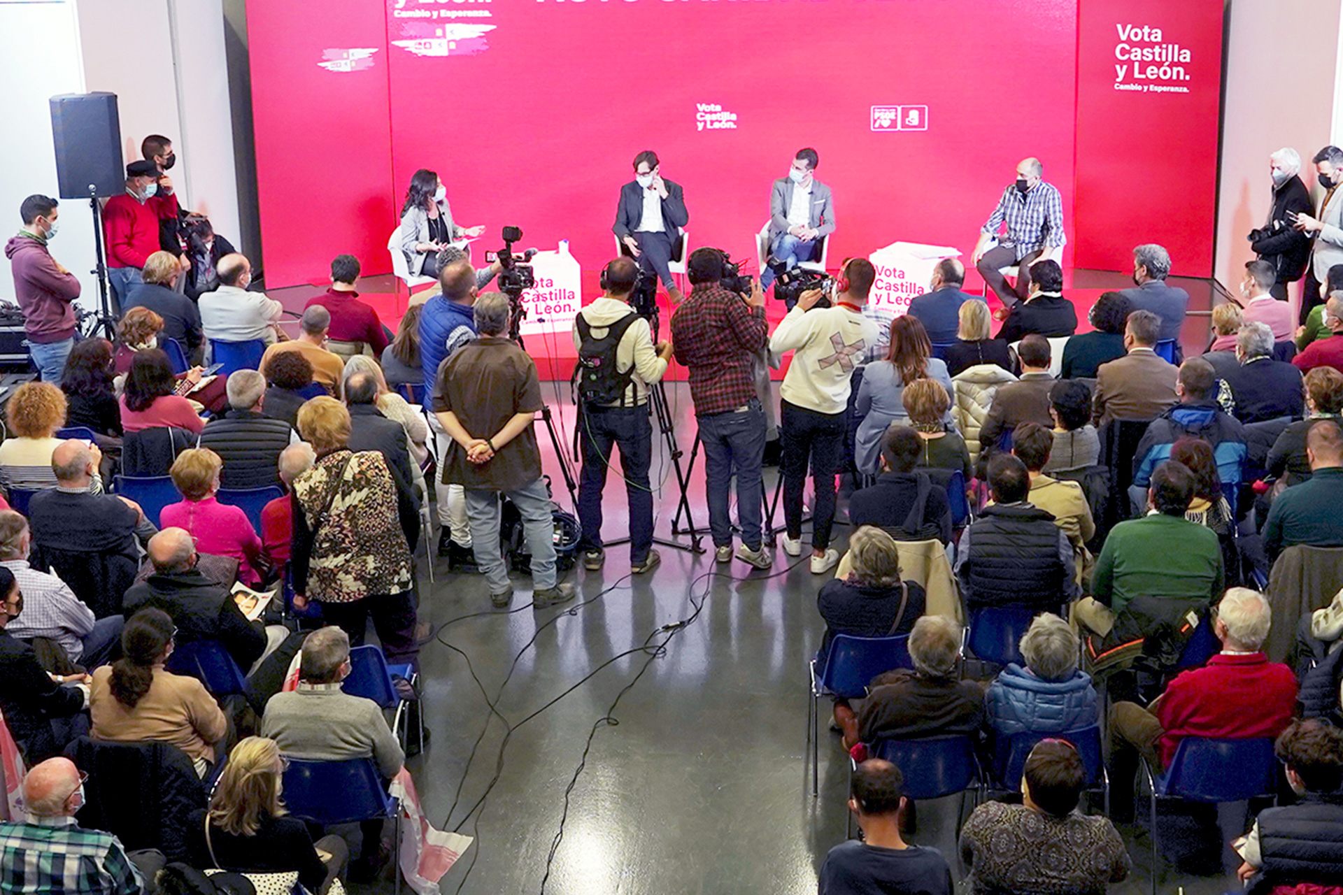 Más de un centenar de militantes socialistas y simpatizantes asistieron al acto del PSOE celebrado en Segovia. / ICAL