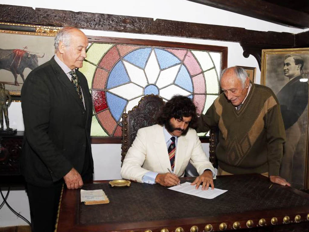Ramón Valencia, Morante y Lozano, firmando el contrato para la Feria de Sevilla en el escritorio de Gallito. / TOROMEDIA
