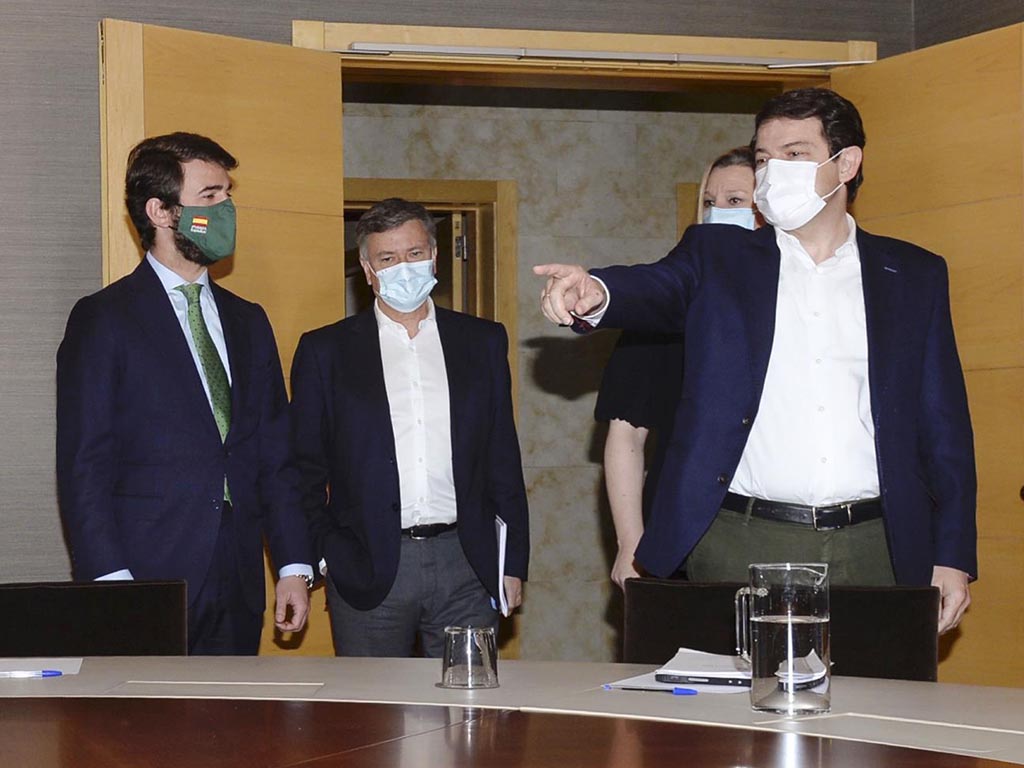 PP y Vox siguen en contacto pero sin acuerdo en Castilla y León 1 Juan García-Gallardo (Vox) y Alfonso Fernández Mañueco (PP), durante el encuentro. / EFE - NACHO GALLEGO