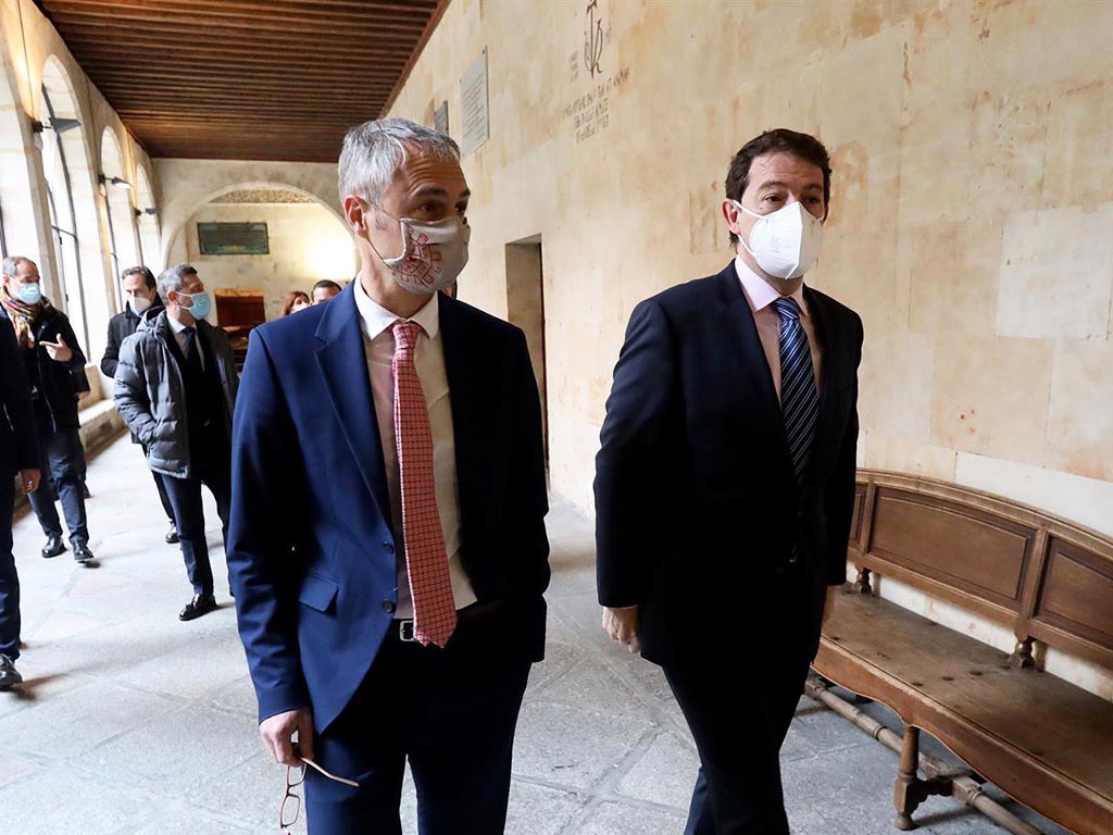 Mañueco pide que la verdad "se abra paso" en la crisis del PP 1 El rector de la Universidad de Salamanca, Ricardo Rivero (i), y el presidente de la Junta de Castilla y León en funciones, Alfonso Fernández Mañueco (d), inauguran este viernes las jornadas de Nuevo Periodismo en Salamanca. / EFE - J.M.García