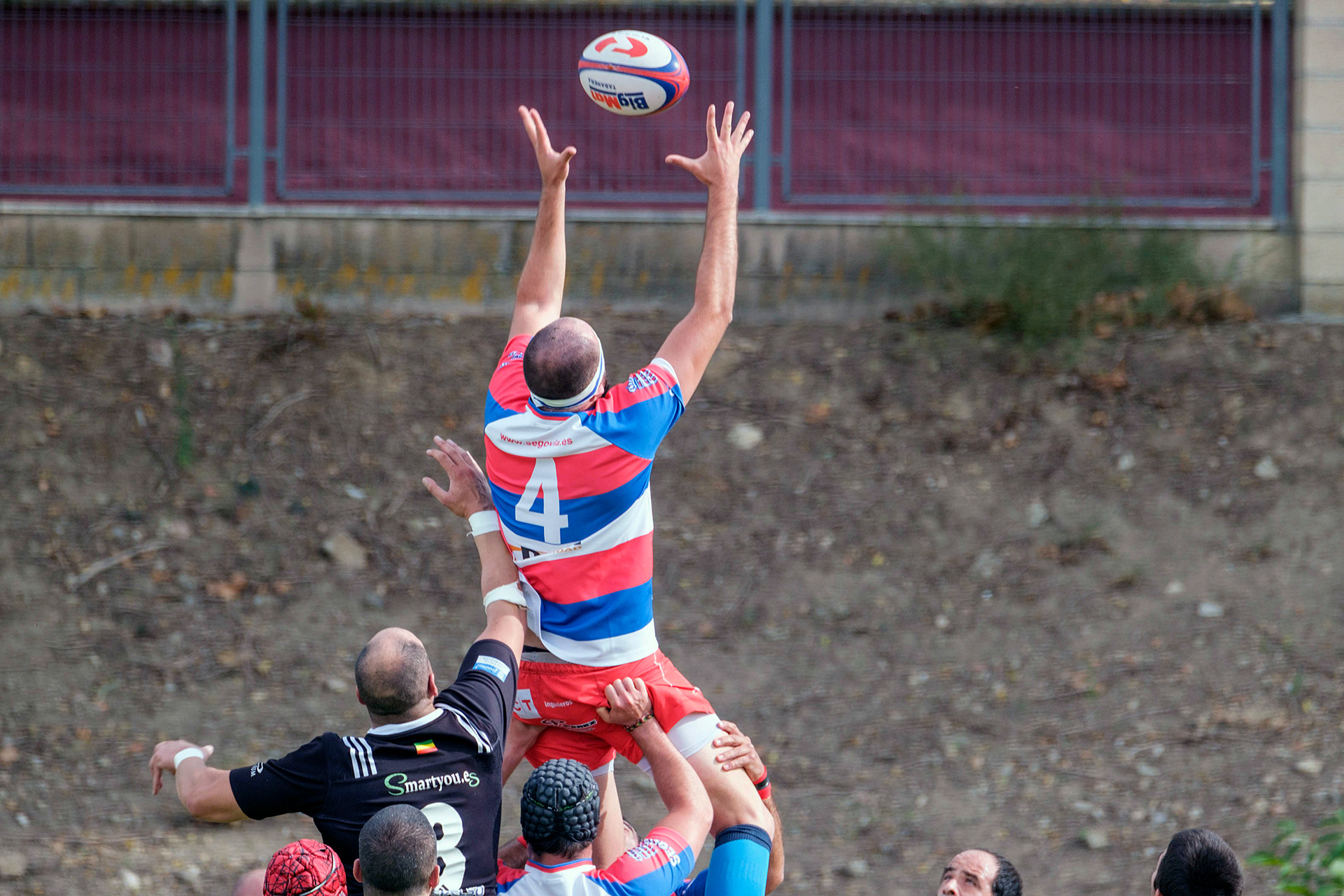 El jugador del BigMat Tabanera se hace con el oval tras una touch./ KAMARERO