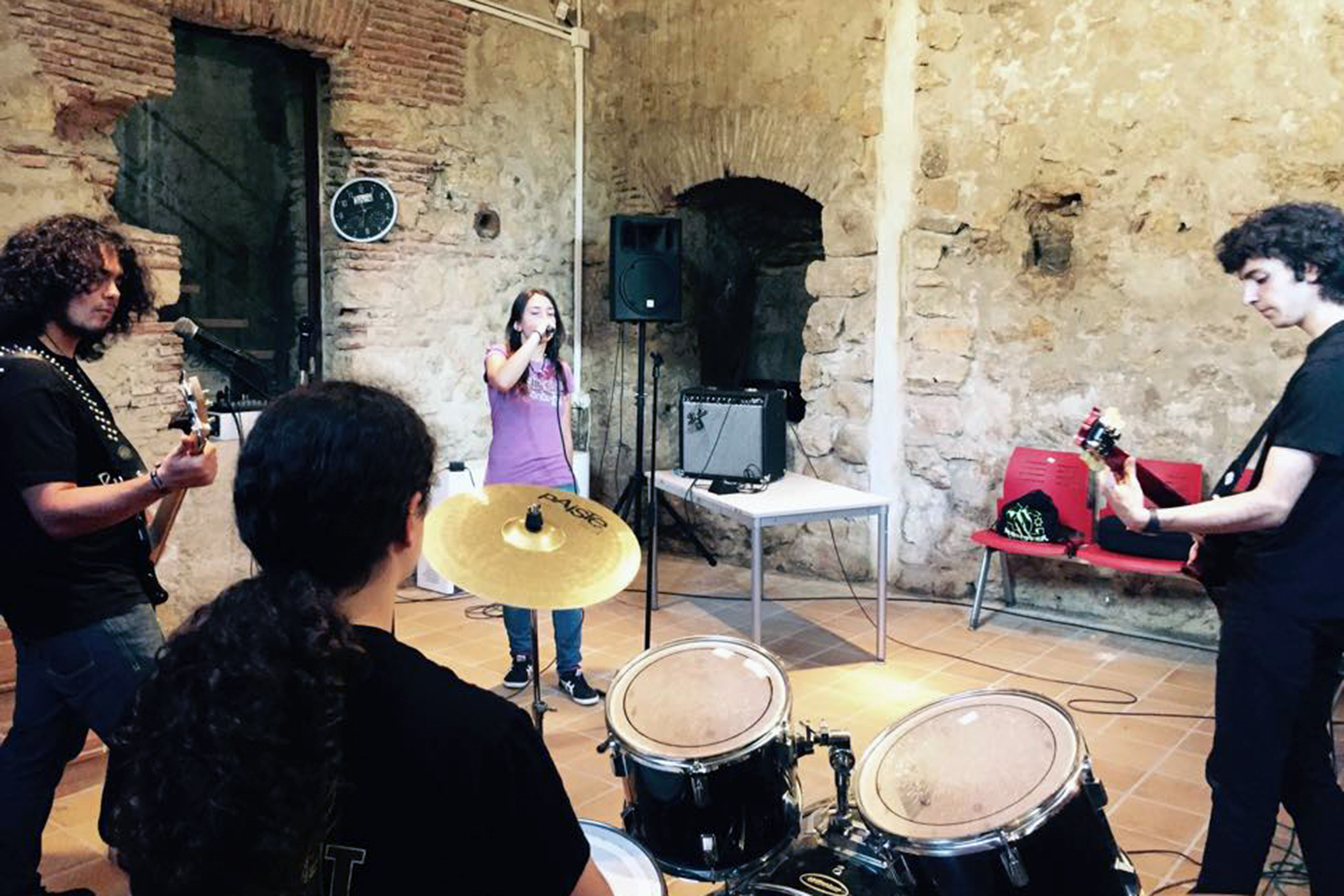 La sala está equipada con todo lo necesario para poder ensayar de forma completa. / E.A.