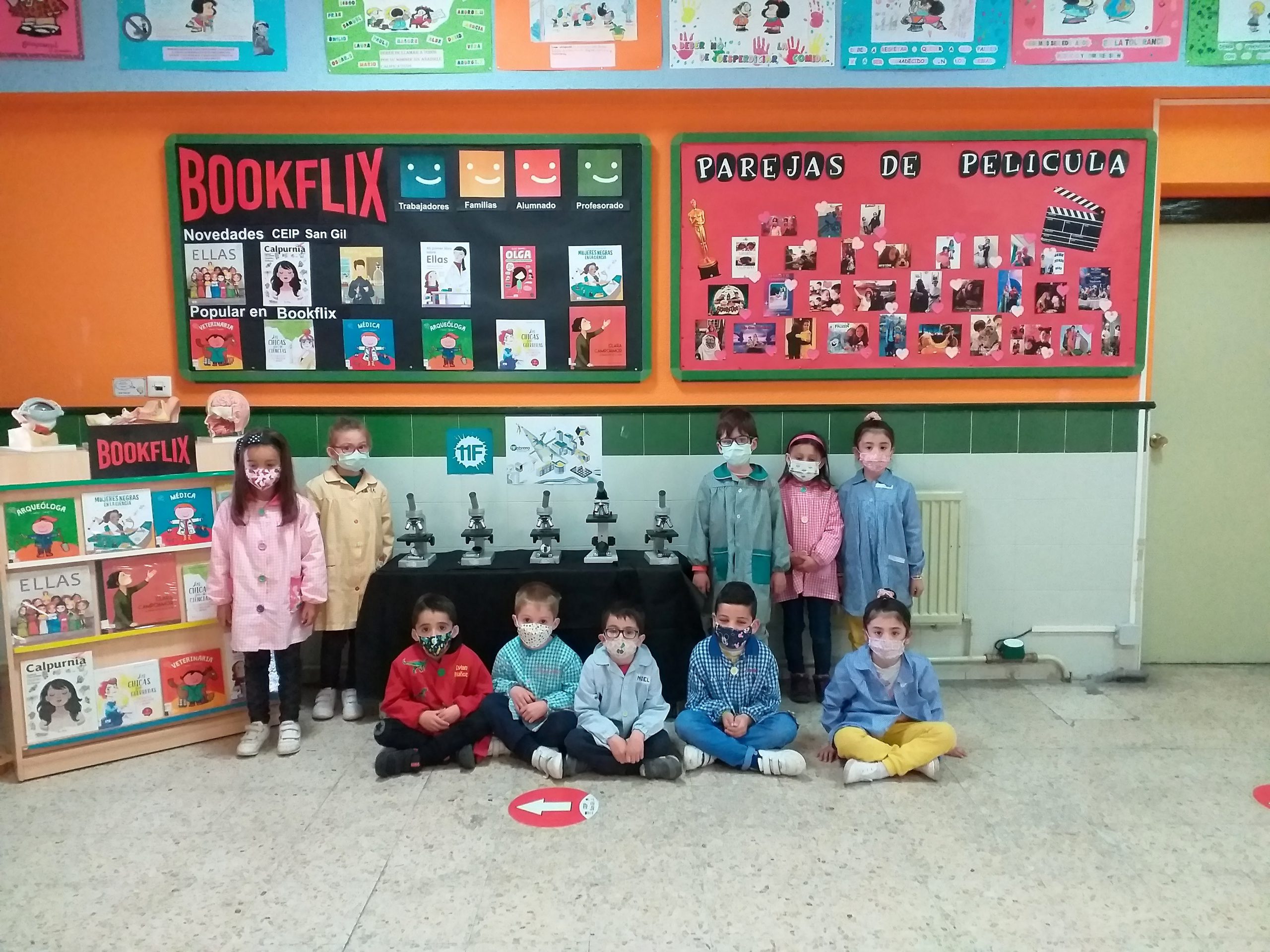 Escolares del centro delante del mural de ‘Bookflix’, con las novedades en libros sobre mujeres. / C.N.
