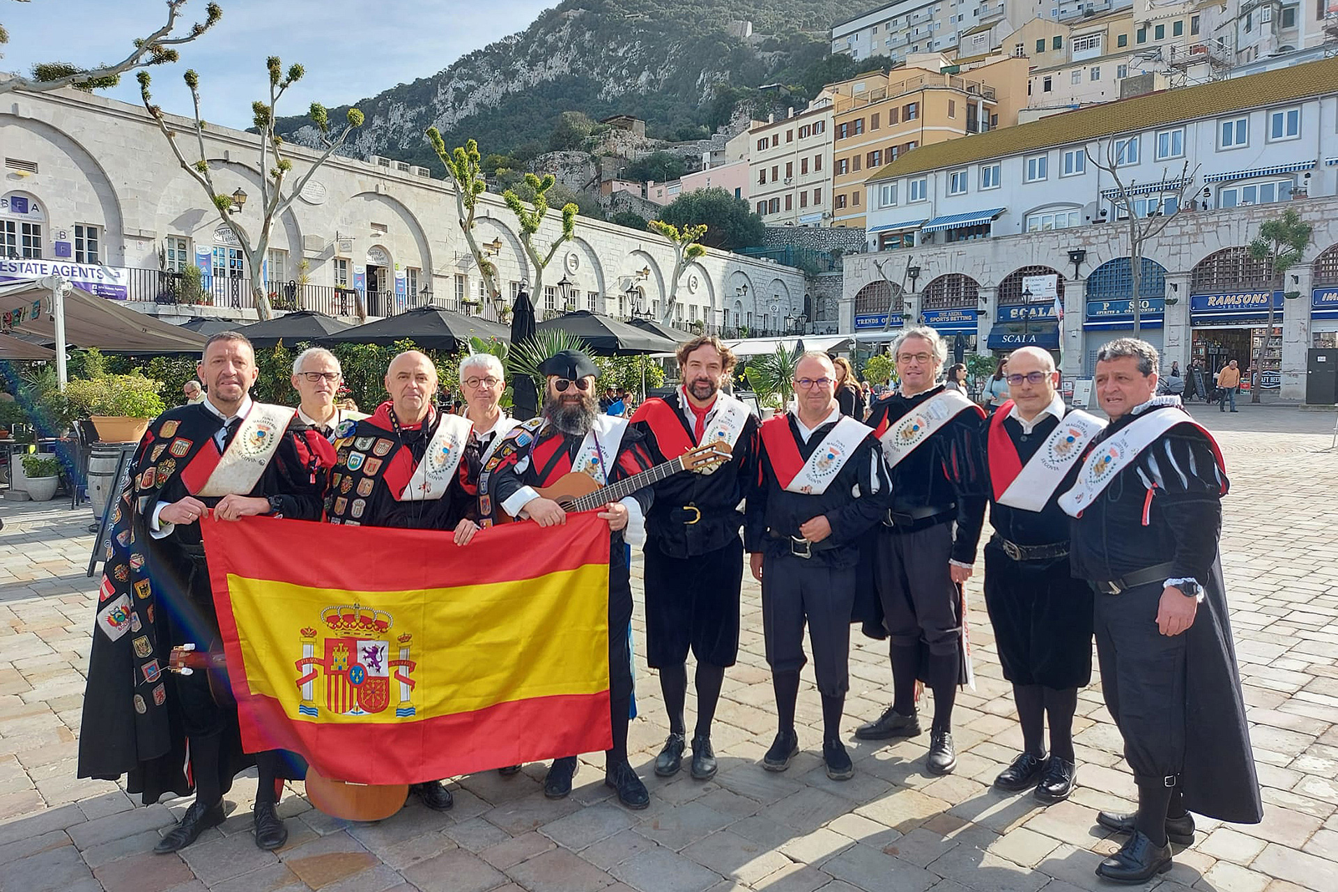 La Tuna de Magisterio posa en uno de los rincones de la localidad gaditana donde participó en el concurso./ EL ADELANTADO