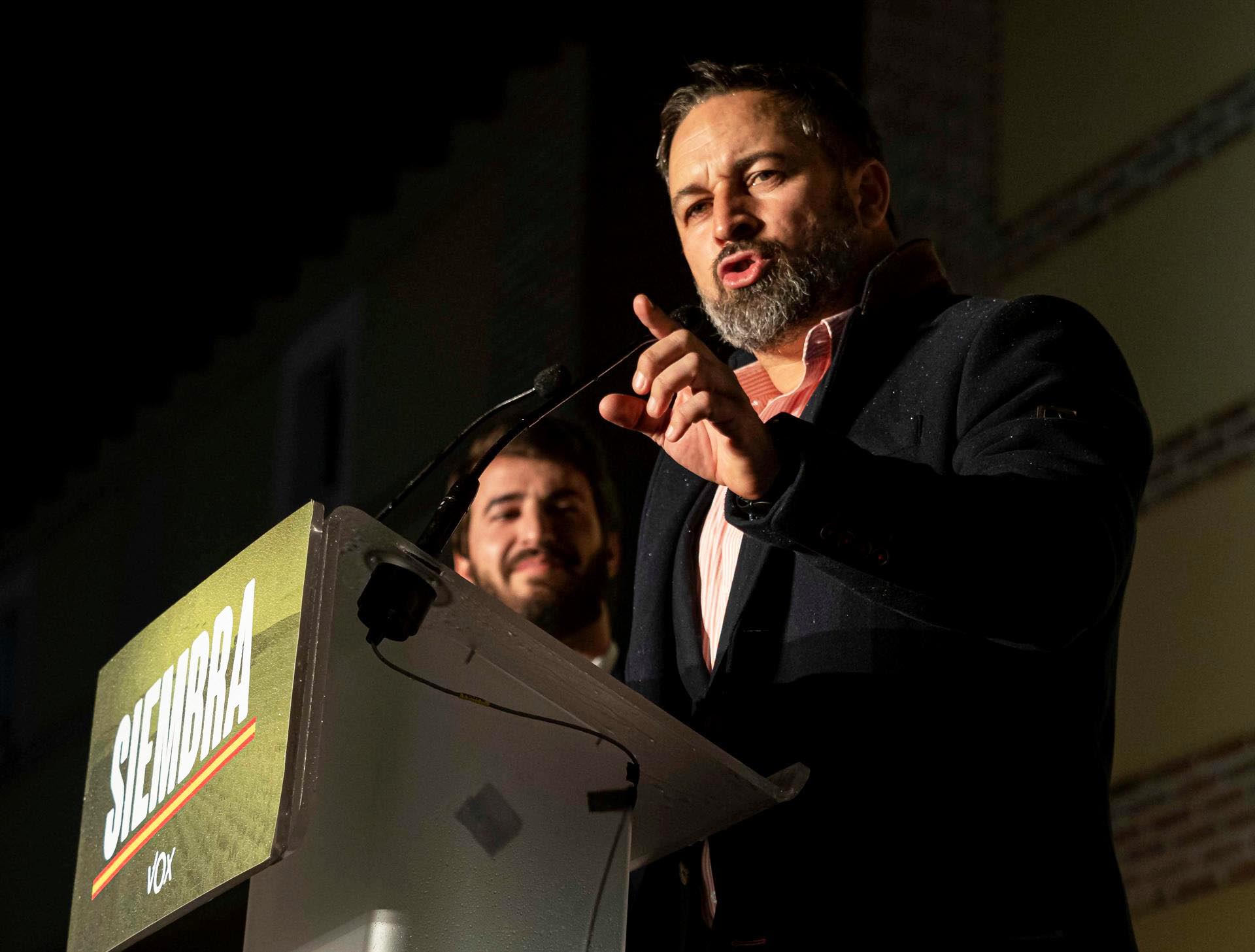 El presidente de Vox, Santiago Abascal (d), y el candidato de esta formación a la Presidencia de la Junta de Castilla y León, Juan García-Gallardo. / EFE - PABLO REQUEJO