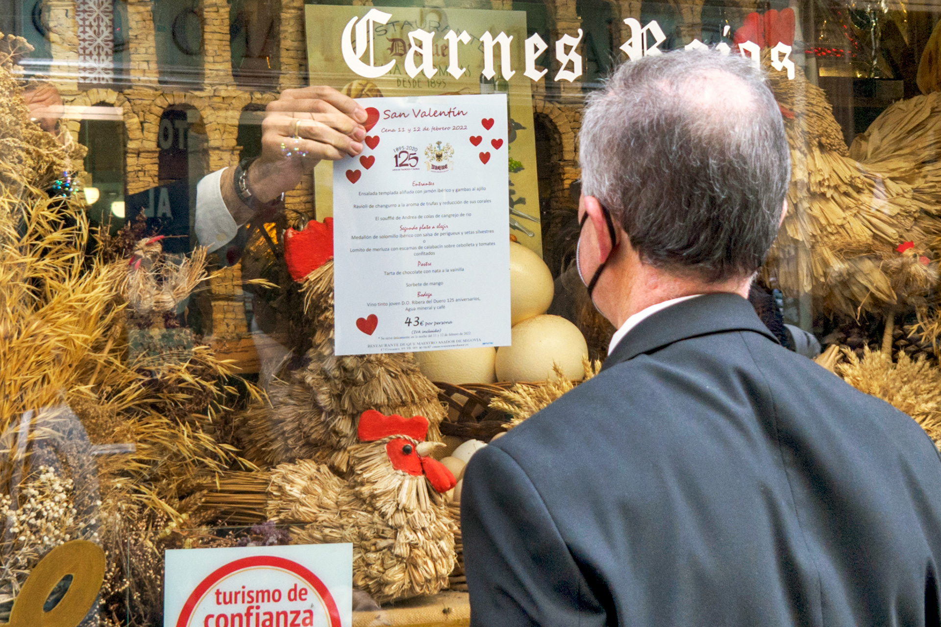 Muchos establecimientos presentan ofertas especiales para estos días en los menús. /KAMARERO