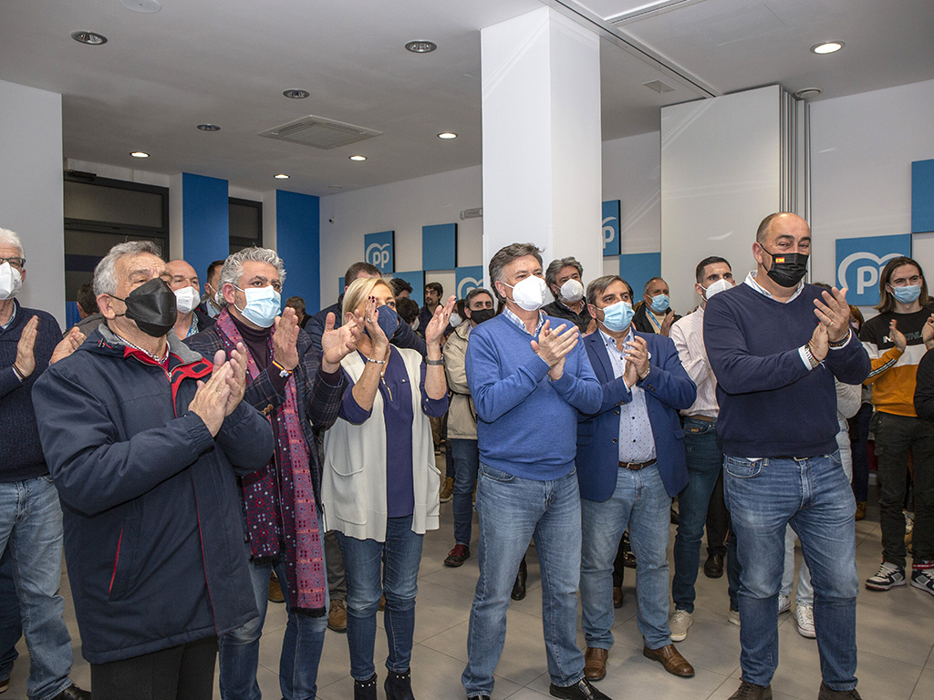 Vázquez, junto a Paloma Sanz, Sanz Merino y De Vicente, entre otros, escucha a Mañueco en televisión. / Nerea Llorente